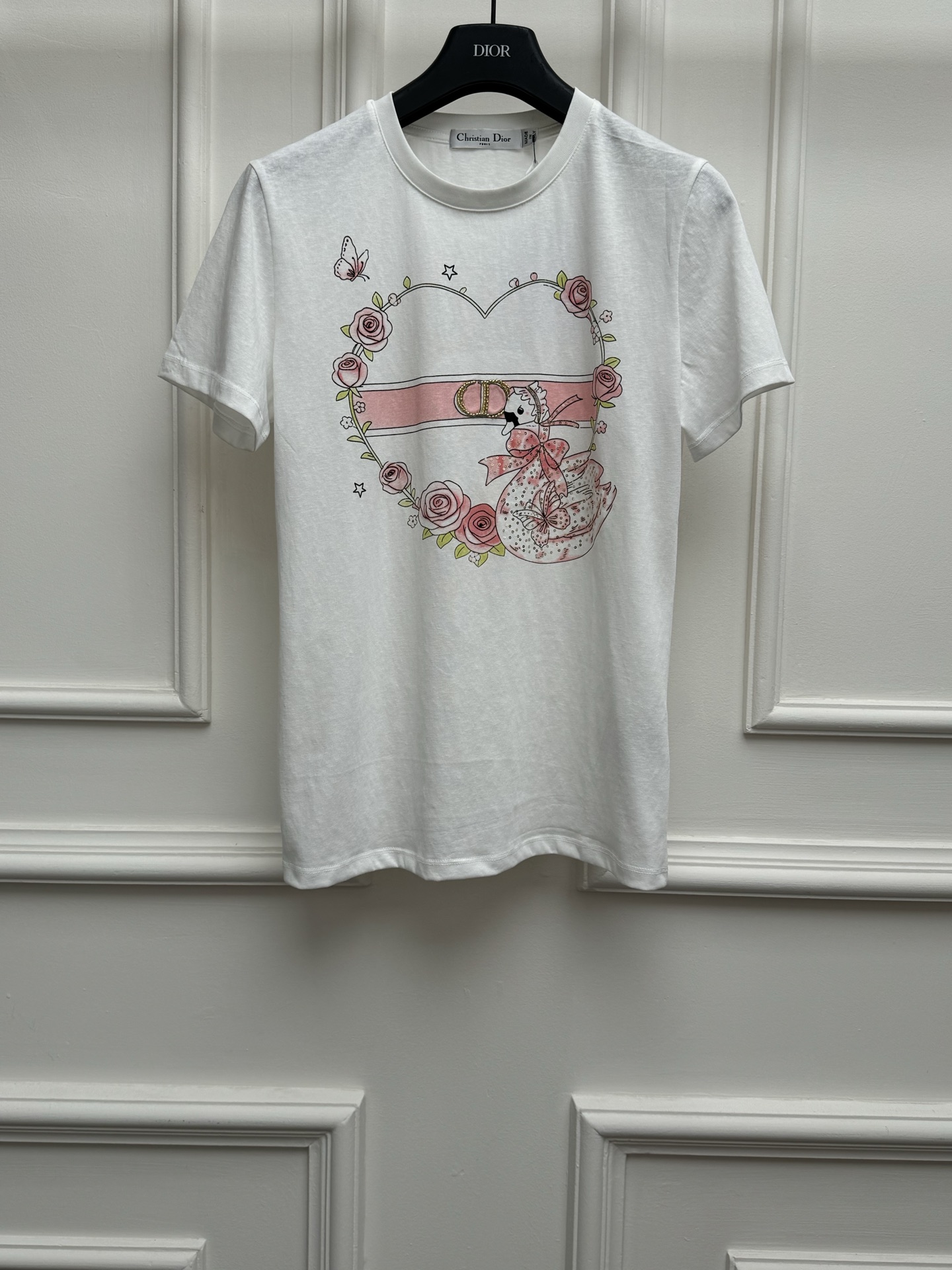 NO:839490,New spring and summer styles are available. D family flocked printed T-shirt 2026 spring and summer series. Round neck design. Adopts little swan + pink love + rose flower print pattern. CD beaded logo decoration. Full of childlike fun. Fashionable and age-reducing. Customized pure cotton fabric. Comfortable, breathable and skin-friendly. Normal fit. The upper body is slim and elegant. Sizes SML, dior, tees, t-shirt,19860909春夏新款上新啦 D家植绒印花T恤 2026春夏系列 圆领领口设计 采用小天鹅+粉色爱心+玫瑰花卉印花图案 CD钉珠logo装饰点缀 充满童趣 时髦减龄 定制纯棉面料 舒适透气亲肤 正常版型 上身显瘦又气质 尺码SML,,dior,tees，t-shirt,,Women's clothing