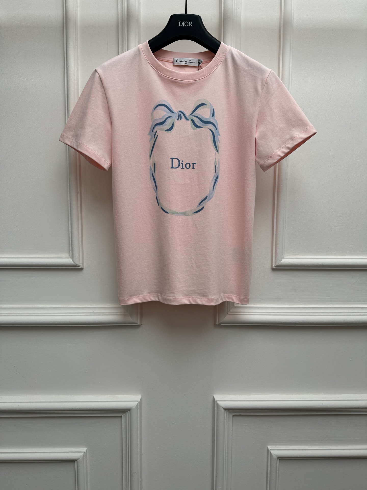 NO:839495,New spring and summer styles are available. D family flocked printed T-shirt 2026 spring and summer series. Round neck design. Use flocked blue and green ribbons to surround the printed pattern. Letter logo embellishment. Full of childlike fun. Fashionable and age-reducing. Customized pure cotton fabric. Comfortable, breathable and skin-friendly. Normal fit. The upper body looks slim and elegant. Sizes SML, dior, tees, t-shirt,19860909春夏新款上新啦 D家植绒印花T恤 2026春夏系列 圆领领口设计 采用植绒蓝绿丝带环绕印花图案 字母logo点缀 充满童趣 时髦减龄 定制纯棉面料 舒适透气亲肤 正常版型 上身显瘦又气质 尺码SML,,dior,tees，t-shirt,,Women's clothing