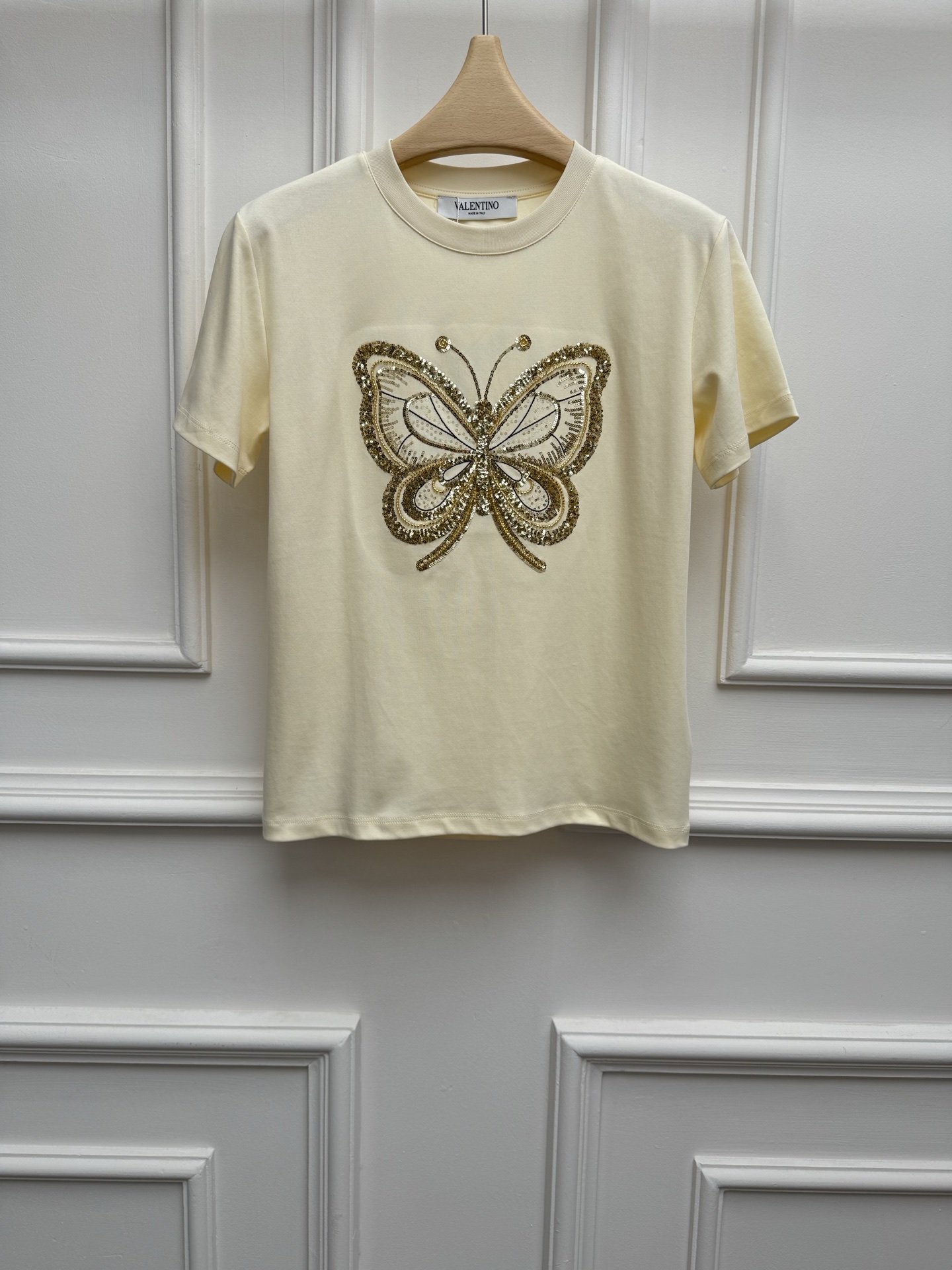 NO:839499,Spring and summer new styles are available, Valentino embroidered butterfly T-shirt, 2026 spring and summer series, round neck design, heavy sequined beading butterfly embroidery pattern, exquisite and luxurious, full of high-end sense, imported pure cotton fabric, comfortable and breathable, normal fit, the upper body is slim and elegant, sizes SML, valentino, tees, t-shirt,19860909春夏新款上新啦 华伦天奴刺绣蝴蝶T恤 2026春夏系列 圆领领口设计 重工亮片钉珠蝴蝶刺绣图案 精致奢华 高级感十足 进口纯棉面料 舒适透气 正常版型 上身显瘦又气质 尺码SML,,valentino,tees，t-shirt,,Women's clothing