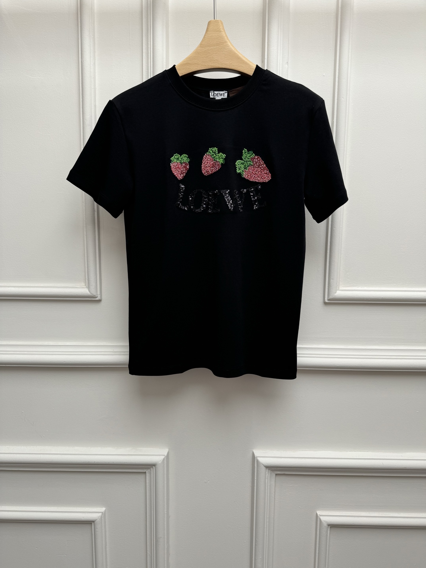 NO:839462,New spring and summer styles are available, Loewe embroidered strawberry T-shirt, 2026 spring and summer series, round neck design, heavy beading logo strawberry embroidery pattern, exquisite three-dimensional, full of childlike interest, imported pure cotton fabric, comfortable, skin-friendly and breathable, normal fit, the upper body is slim and elegant, sizes SML,, loewe, tees, t-shirt,19860909春夏新款上新啦 罗意威刺绣草莓T恤 2026春夏系列 圆领领口设计 重工钉珠logo草莓刺绣图案 精致立体 充满童趣 进口纯棉面料 舒适亲肤透气 正常版型 上身显瘦又气质 尺码SML,,loewe,tees，t-shirt,,Women's clothing