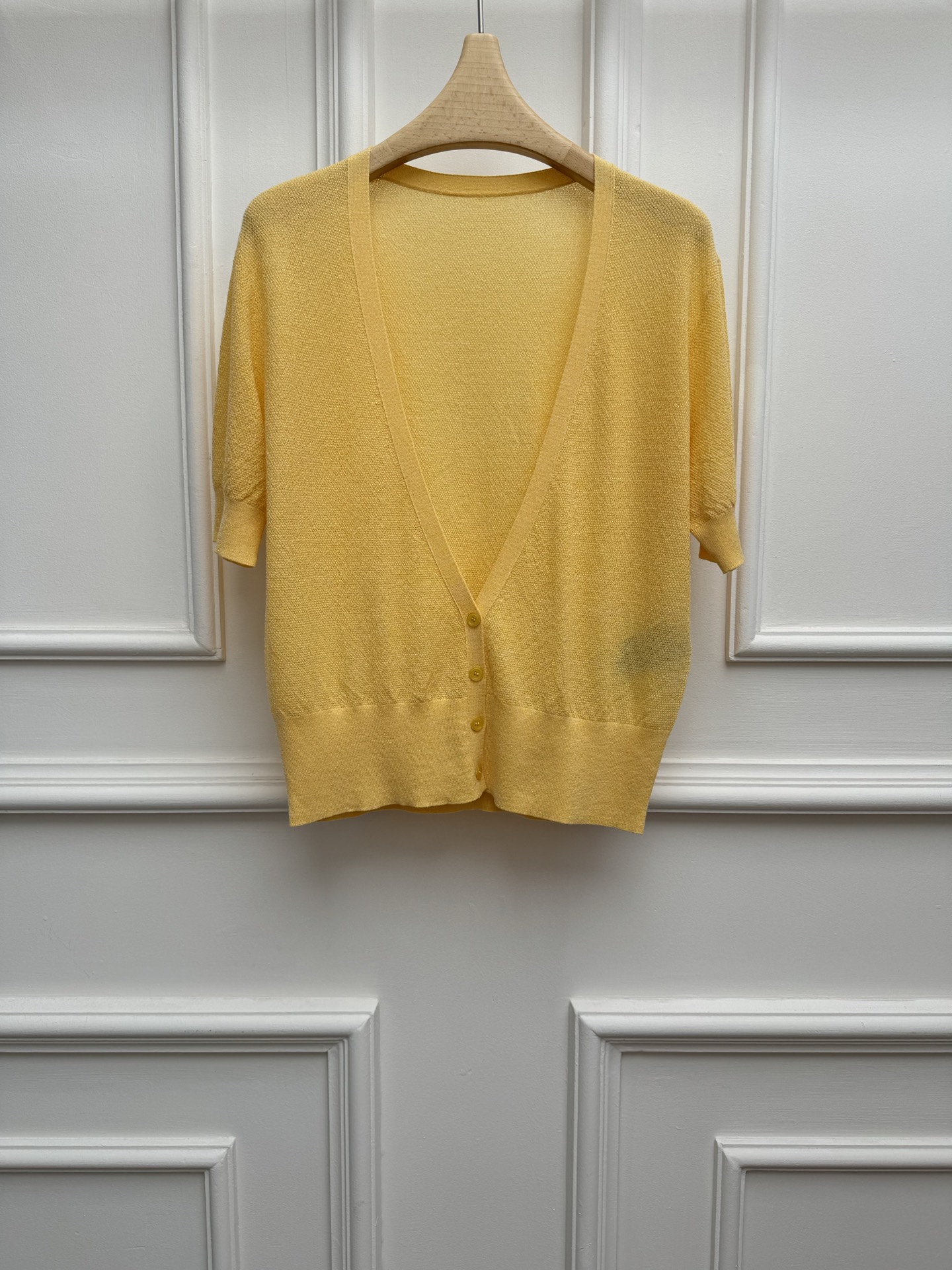 NO:930493,New spring and summer styles are available. LP wool knitted short-sleeved cardigan 2026 spring and summer series. Temperamental V-neck design. Simple yet distinctive. Full of high-end feel. Customized wool blended knitted fabric. Soft, comfortable and skin-friendly. Short version. The upper body is slim and elegant. Sizes SML, loro piana, T-shirt,19860909春夏新款上新啦 LP羊毛针织短袖开衫 2026春夏系列 气质V领设计 简约不失特色 满满的高级感 定制羊毛混纺针织面料 柔软舒适亲肤 短款版型 上身显瘦又气质 尺码SML,,loro piana,T-shirt,,Women's clothing