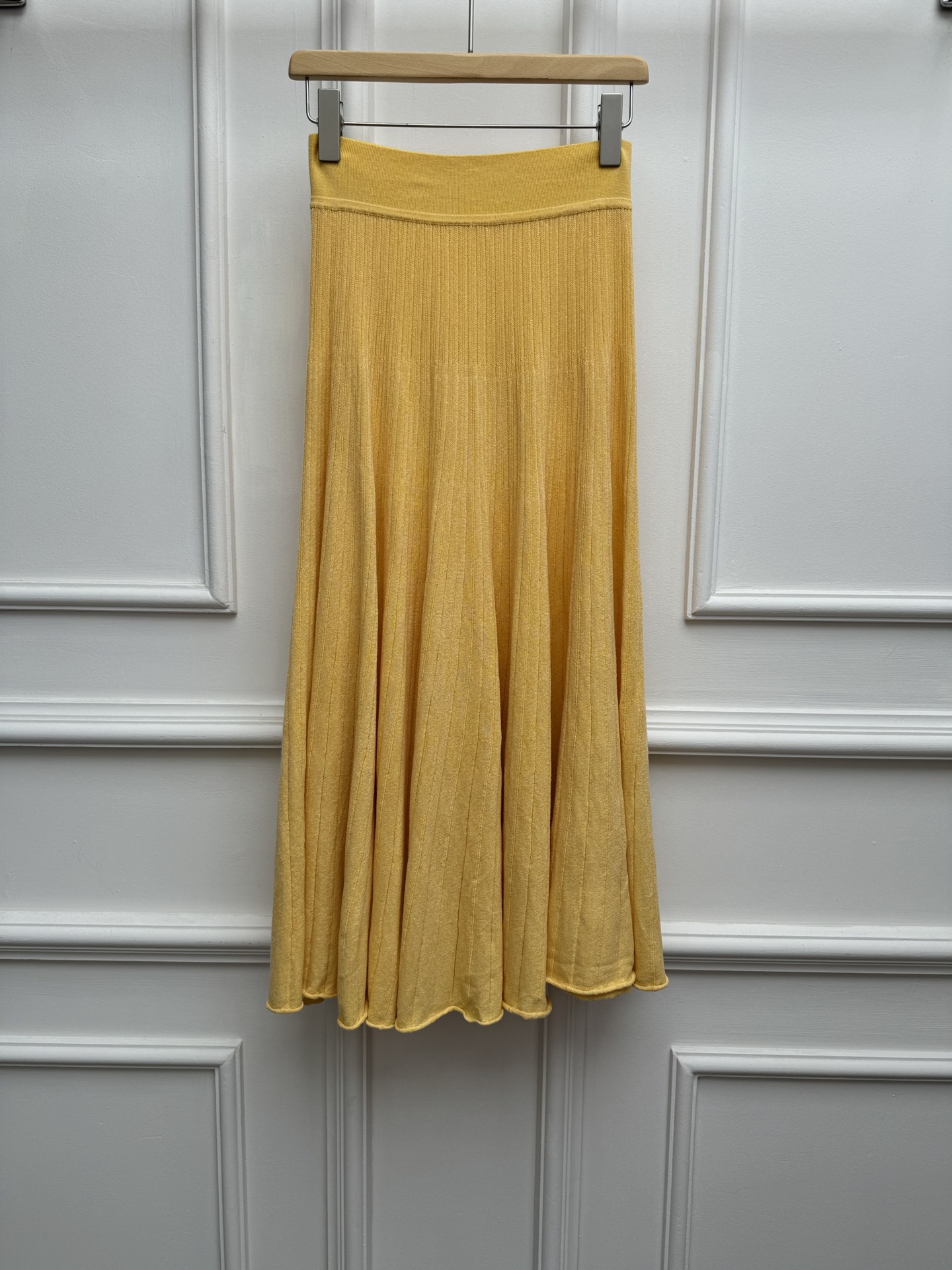 NO:840097,New styles for spring and summer LP wool knitted skirt 2026 spring and summer series Elastic waistband Simple yet distinctive Full of high-end feel Customized wool blended knitted fabric High-waisted A-line version The upper body looks slim and elegant Sizes SML, loro piana, skirts,19860909春夏新款上新啦 LP羊毛针织半身裙 2026春夏系列 松紧弹力腰头 简约不失特色 满满的高级感 定制羊毛混纺针织面料 高腰A字版型 上身显瘦又气质 尺码SML,,loro piana,skirts,,Women's clothing