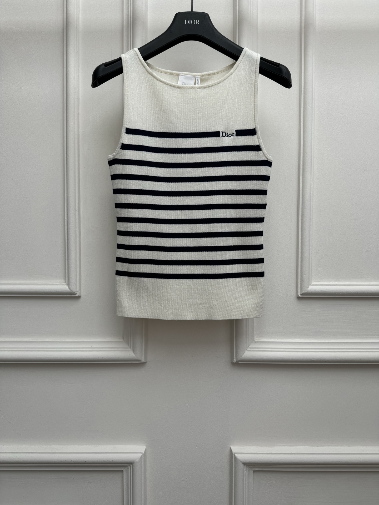 NO:840115,New spring and summer styles are available. D's striped knitted vest 2026 spring and summer series. Round neck design. Classic black and white stripes contrasting colors. Letter embroidery embellishment on the chest. Simple and advanced. Cotton knitted blend fabric. Soft and comfortable. Slim fit. The upper body is slim and elegant. Size SML, dior,19860909春夏新款上新啦 D家条纹针织背心 2026春夏系列 圆领领口设计 经典黑白条纹撞色 胸前字母刺绣点缀 简约高级 棉质针织混纺面料 柔软舒适 修身版型 上身显瘦又气质 尺码SML,,dior,,Women's clothing