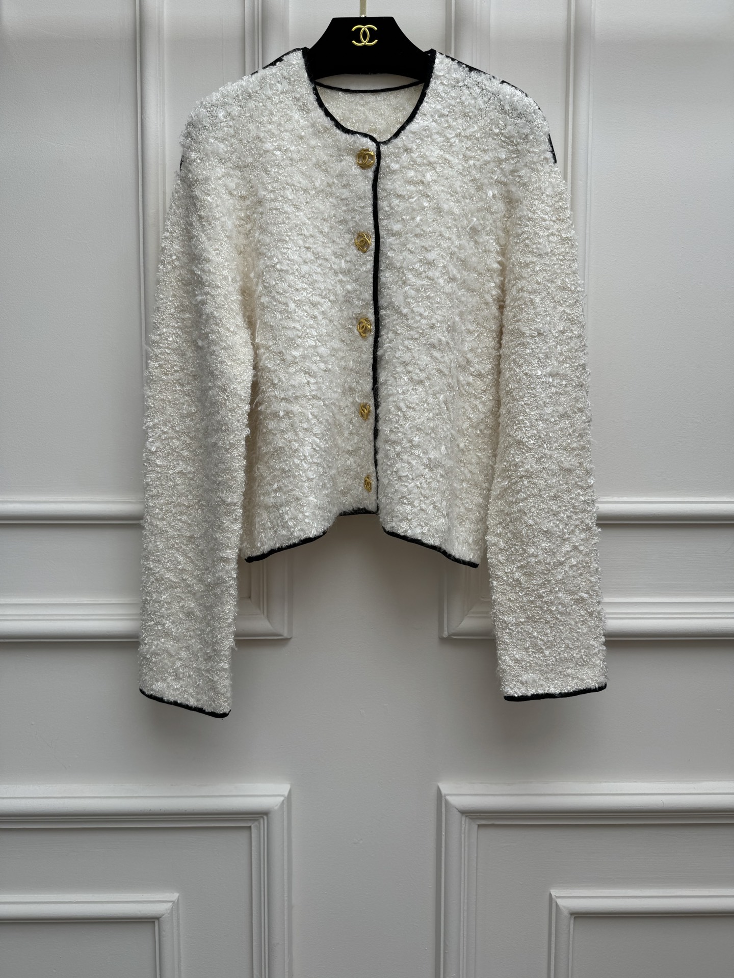 NO:840121,New spring and summer styles are available. Chanel tweed knitted cardigan 2026 spring and summer series. Round neck contrasting edge design. Retro gold buckle decoration. Exquisite, fashionable and high-end. Customized tweed fabric. Soft and comfortable. Short version. The upper body is slim and elegant. Size SML,,chanel,19860909春夏新款上新啦 香家粗花呢针织开衫 2026春夏系列 圆领撞色包边设计 复古金扣装饰点缀 精致时髦高级 定制粗花呢面料 柔软舒适 短款版型 上身显瘦又气质 尺码SML,,chanel,,Women's clothing