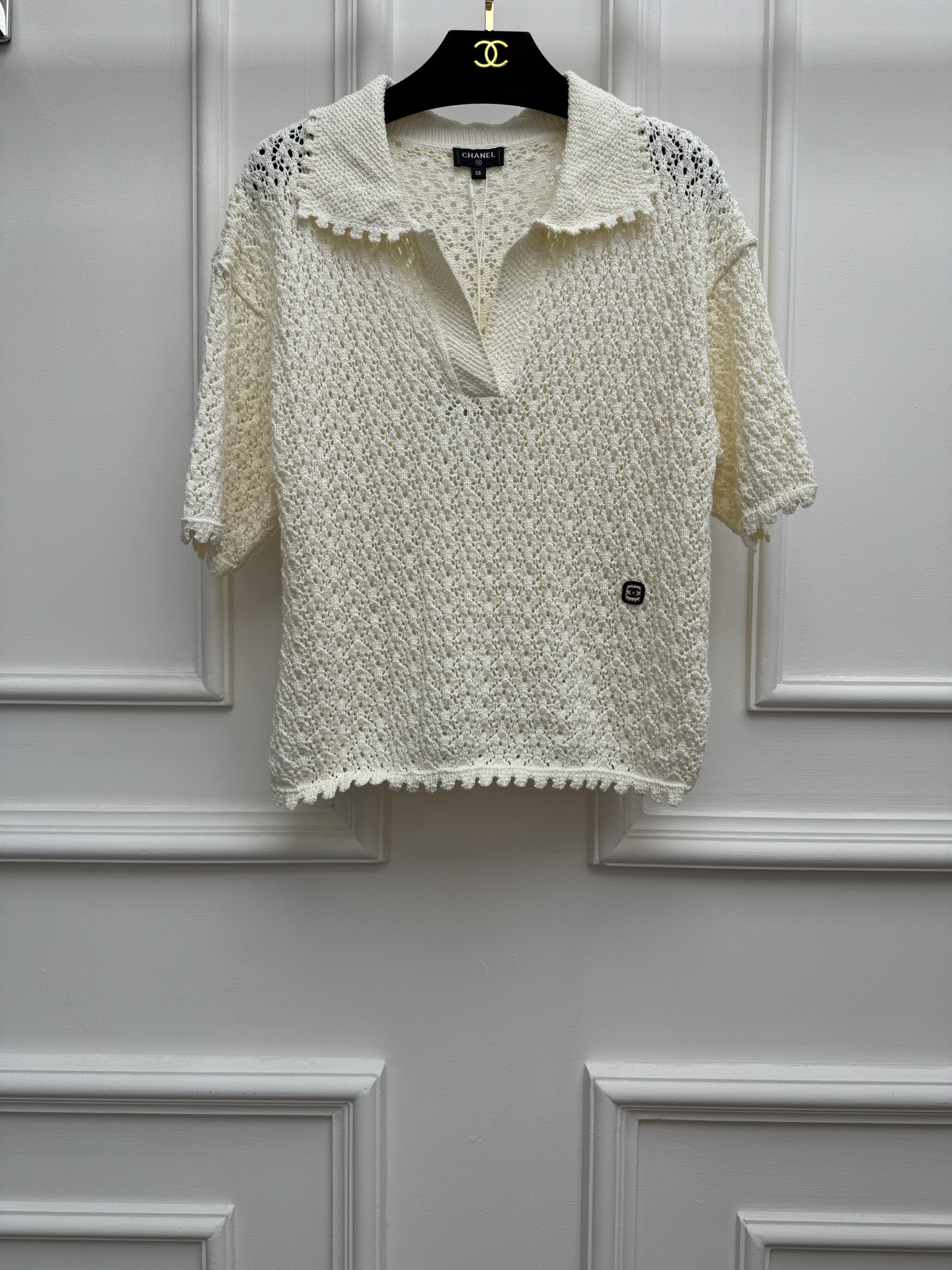 NO:840076,Spring and summer new styles are available. Xiangjia hollow knitted short sleeves 2026 spring and summer series. Lace doll collar design. Classic double C logo embellishment. Hollow jacquard pattern. Exquisite and fashionable. Customized cotton blended knitted fabric. Comfortable and breathable. Loose fit. The upper body is slim and elegant. Sizes SML, chanel, T-shirt,19860909春夏新款上新啦 香家镂空针织短袖 2026春夏系列 花边娃娃领设计 经典双C徽标点缀 镂空提花图案 精致时髦洋气 定制棉混纺针织面料 舒适透气 宽松版型 上身显瘦又气质 尺码SML,,chanel,T-shirt,,Women's clothing