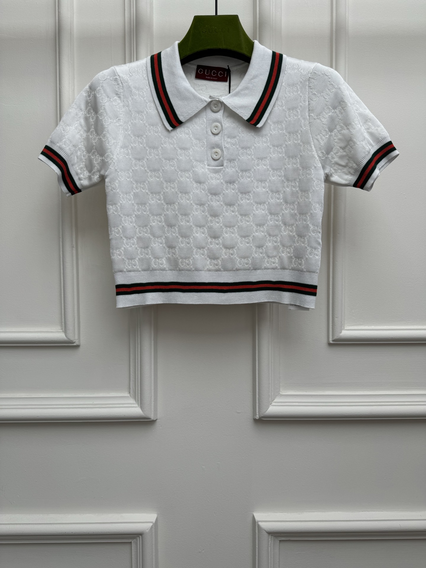 NO:840088,New spring and summer styles are available. G jacquard knitted polo shirt 2026 spring and summer series. Classic polo neckline. Double G jacquard pattern. Fashionable and advanced for age reduction. Cotton knitted fabric. Comfortable and textured. Short version. The upper body is slim and elegant. Sizes SML,,gucci,19860909春夏新款上新啦 G家提花针织polo衫 2026春夏系列 经典polo领领口 双G提花图案 减龄时髦高级 棉质针织面料 舒适有质感 短款版型 上身显瘦又气质 尺码SML,,gucci,,Women's clothing