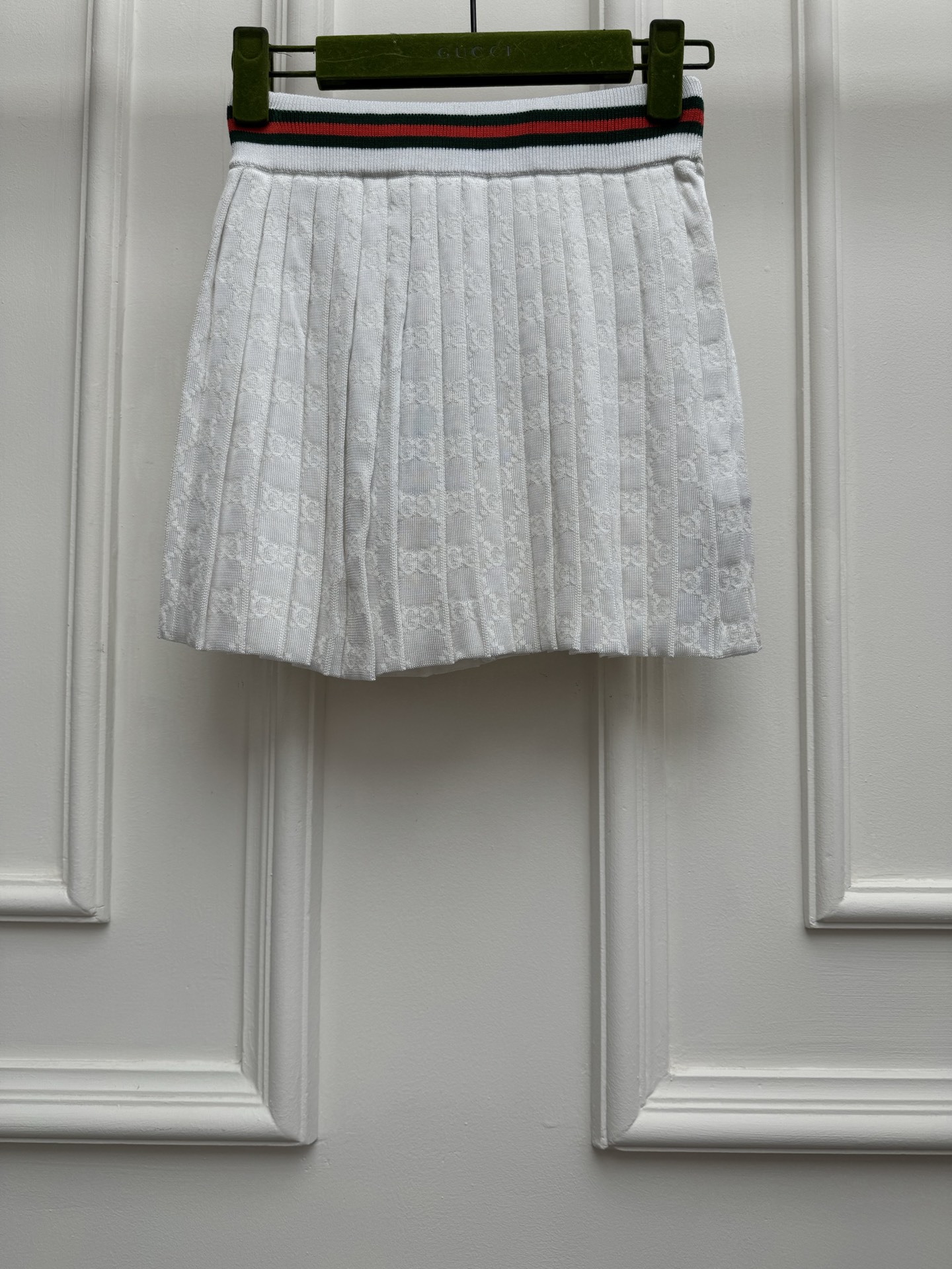 NO:840094,New spring and summer styles are available. G jacquard knitted pleated skirt 2826 spring and summer series Elastic waistband Double G jacquard pattern Age-reducing college style Cotton knitted fabric Comfortable and textured High-waisted pleated skirt version The upper body is slim and versatile. Sizes SML, gucci, skirts,19860909春夏新款上新啦 G家提花针织百褶裙 2826春夏系列 松紧弹力腰头 双G提花图案 减龄学院风 棉质针织面料 舒适有质感 高腰百褶裙版型 上身显瘦又百搭 尺码SML,,gucci,skirts,,Women's clothing