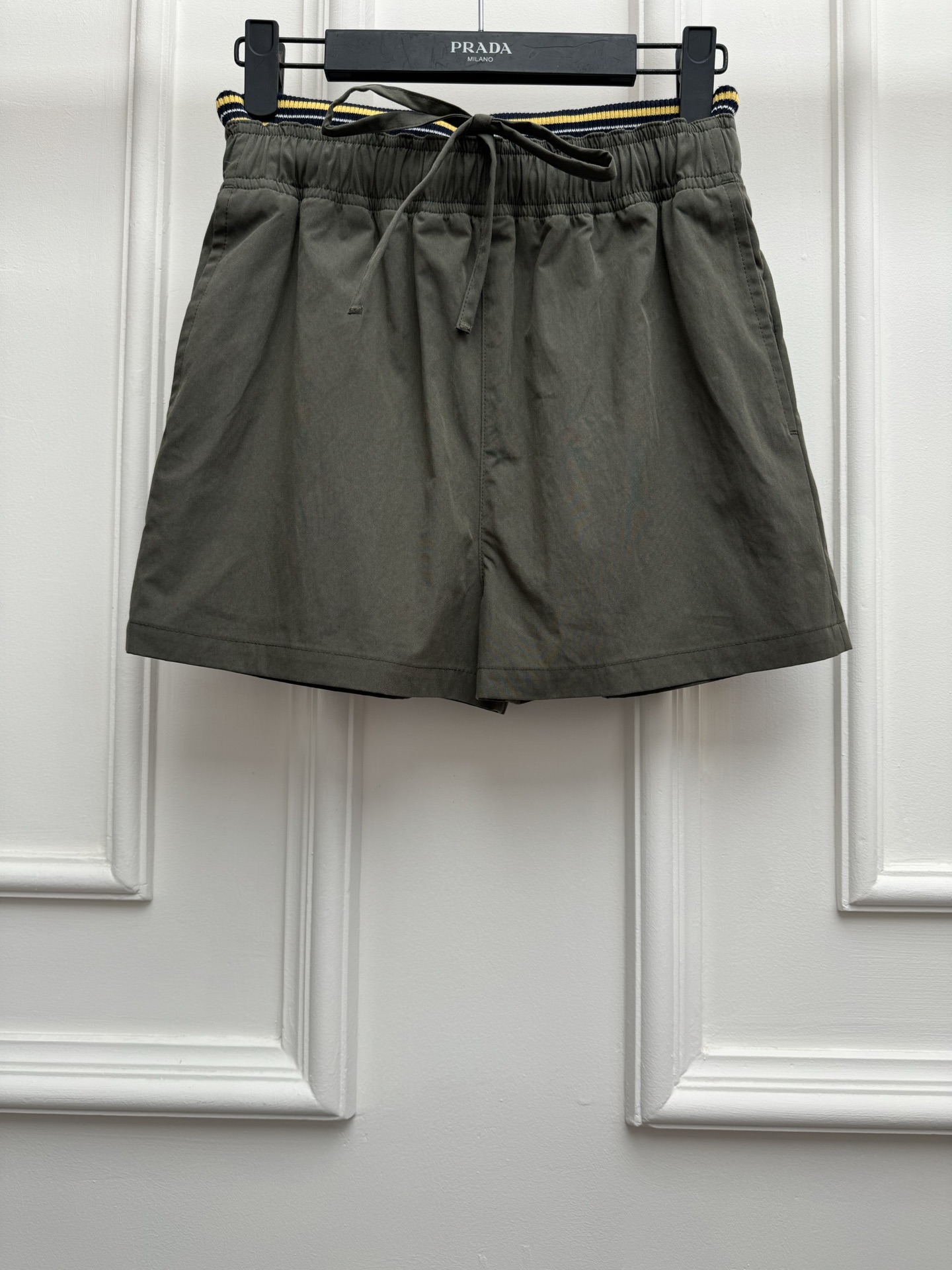 NO:840117,New spring and summer new styles P's olive green work shorts 2026 spring and summer series Elastic and elastic contrasting waistband Work style large pocket design Classic triangle logo decoration Retro fashionable personality Customized twill cotton fabric Crisp and stylish A-line shorts version The upper body is slim and versatile Size SML,,shorts,19860909春夏新款上新啦 P家橄榄绿工装短裤 2026春夏系列 松紧弹力撞色腰头 工装风大口袋设计 经典三角标装饰 复古时髦个性 定制斜纹棉布面料 挺括有型 A字短裤版型 上身显瘦又百搭 尺码SML,,shorts,,Women's clothing
