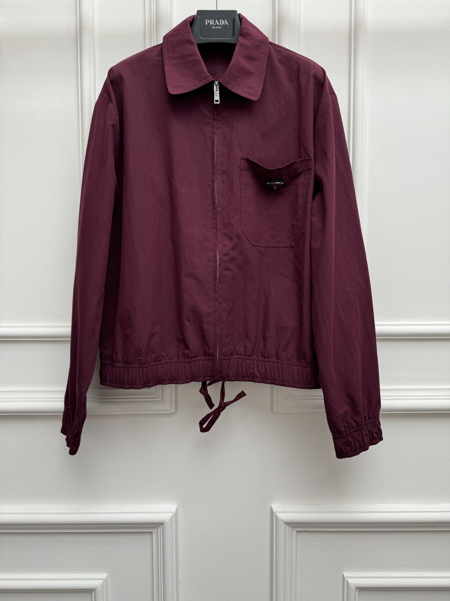 NO:840122,New spring and summer styles are available. P's lapel jackets 2026 spring and summer series. Lapel zipper design. Classic triangle logo decoration on chest pocket. Burgundy color. Retro and fashionable. Customized twill cotton area. Stiff and stylish. Loose fit. The upper body is slim and elegant. Sizes SML,,jackets & coats,jackets & coats,19860909春夏新款上新啦 P家翻领夹克外套 2026春夏系列 翻领拉链设计 胸前口袋经典三角标装饰 酒红色配色 复古时髦 定制斜纹棉布面积 挺括有型 宽松版型 上身显瘦又气质 尺码SML,,jackets & coats,jackets & coats,,Women's clothing
