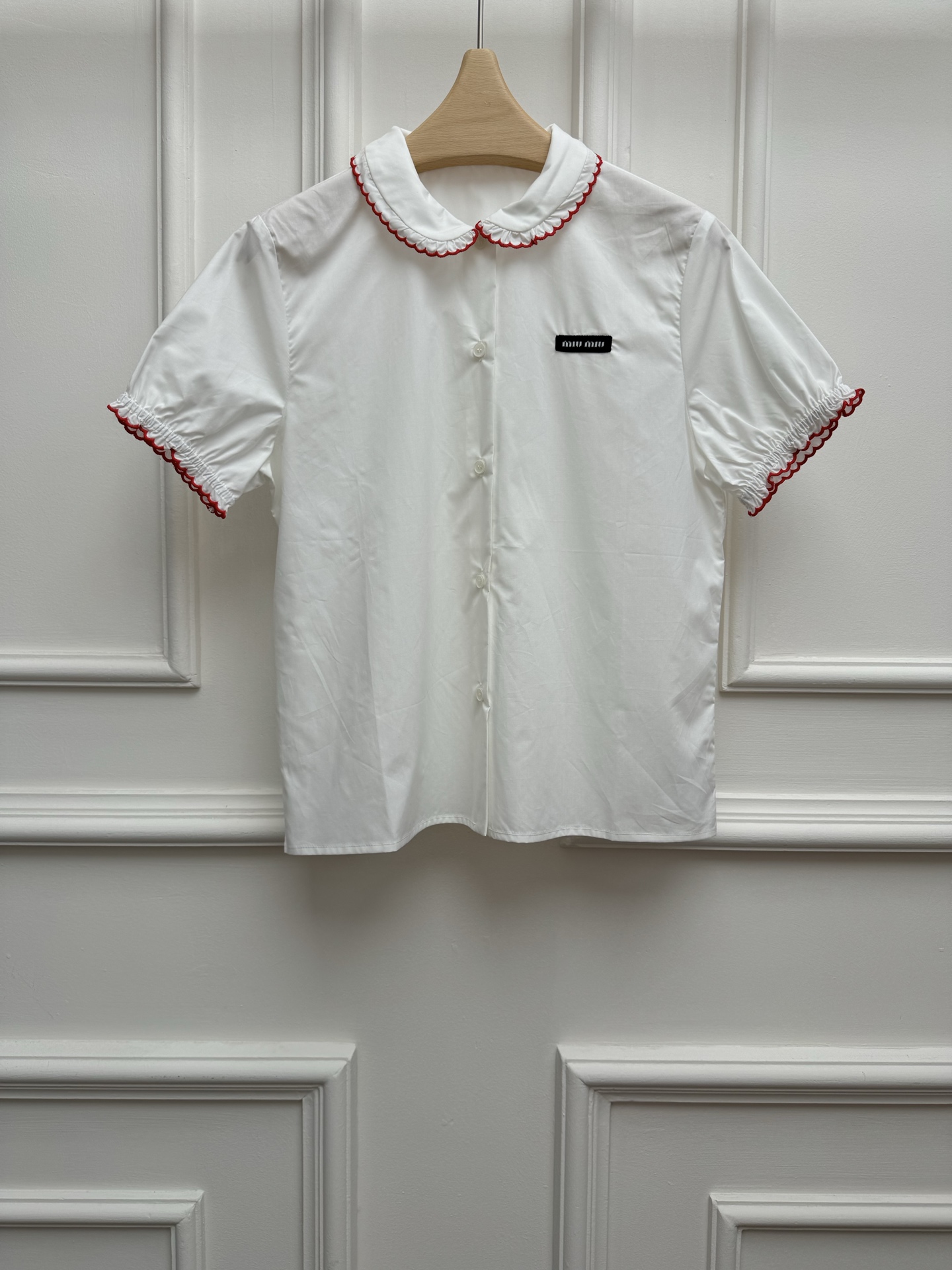 NO:840083,New spring and summer models are available. Miu doll collar short-sleeved shirt 2026 spring and summer series. Baby doll collar contrasting edge design. Logo embroidery embellishment on the chest. Sweet and fashionable to reduce age. Customized cotton poplin material. Comfortable and skin-friendly. Short version. The upper body is slim and elegant. Sizes SML,,miumiu,shirts,T-shirt,19860909春夏新款上新啦 Miu娃娃领短袖衬衫 2026春夏系列 娃娃领撞色边设计 胸前logo徽标刺绣点缀 甜美时髦减龄 定制棉府绸材质 舒适亲肤 短款版型 上身显瘦又气质 尺码SML,,miumiu,shirts,T-shirt,,Women's clothing