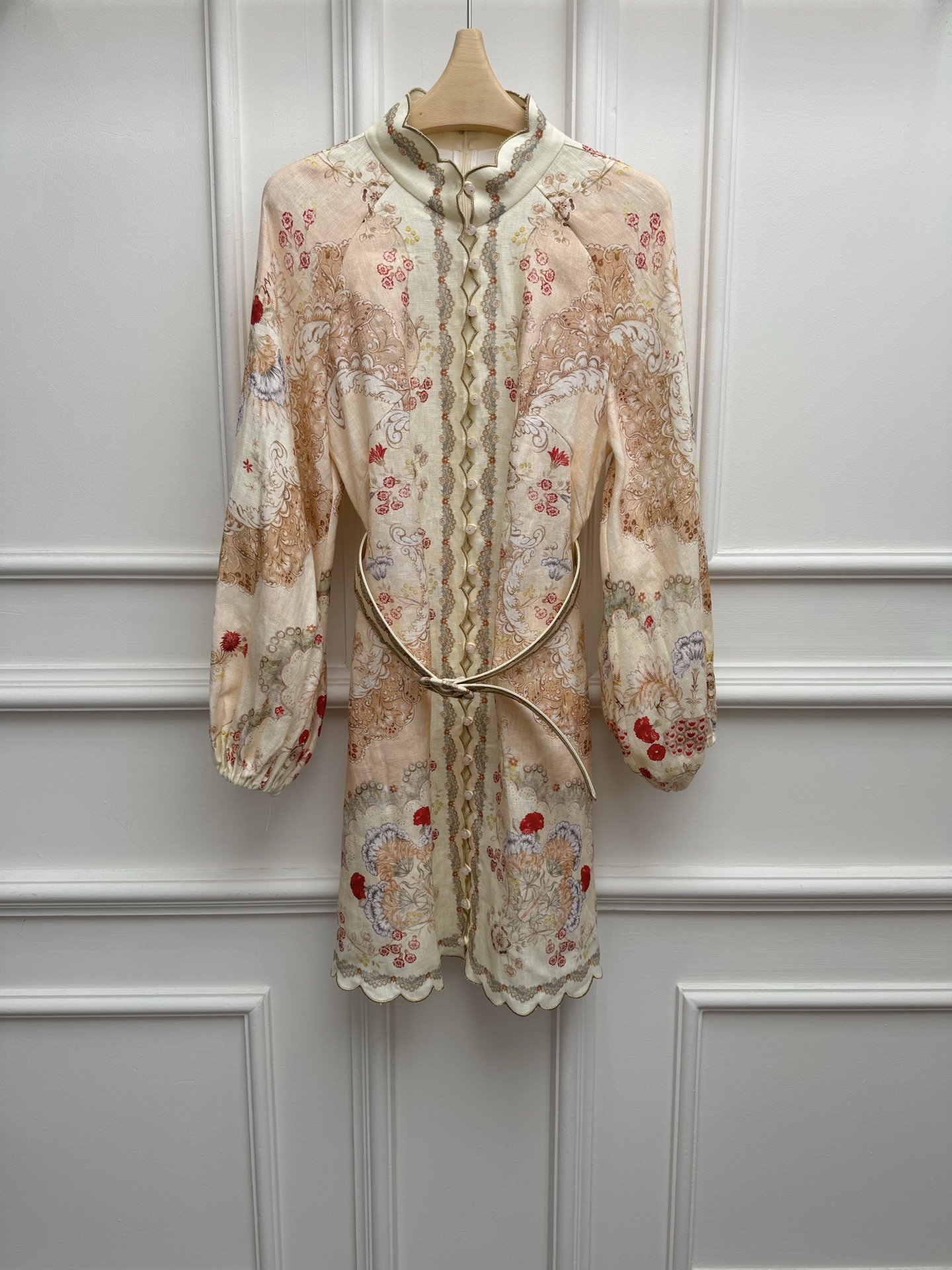 NO:840095,Spring and summer new styles are available. ZIMMERMANN linen printed dress. Stand-up collar and lantern sleeve design. French retro palace style. Exquisite three-dimensional floral print pattern. Customized linen fabric. Light and comfortable. Waist dress style. Equipped with belt decoration. The upper body is slim and elegant. Sizes SML,,skirts,19860909春夏新款上新啦 ZIMMERMANN亚麻印花连衣裙 立领灯笼袖设计 法式复古宫廷风 精致立体的花卉印花图案 定制亚麻面料 轻盈舒适 收腰连衣裙版型 配有腰带装饰 上身显瘦又气质 尺码SML,,skirts,,Women's clothing