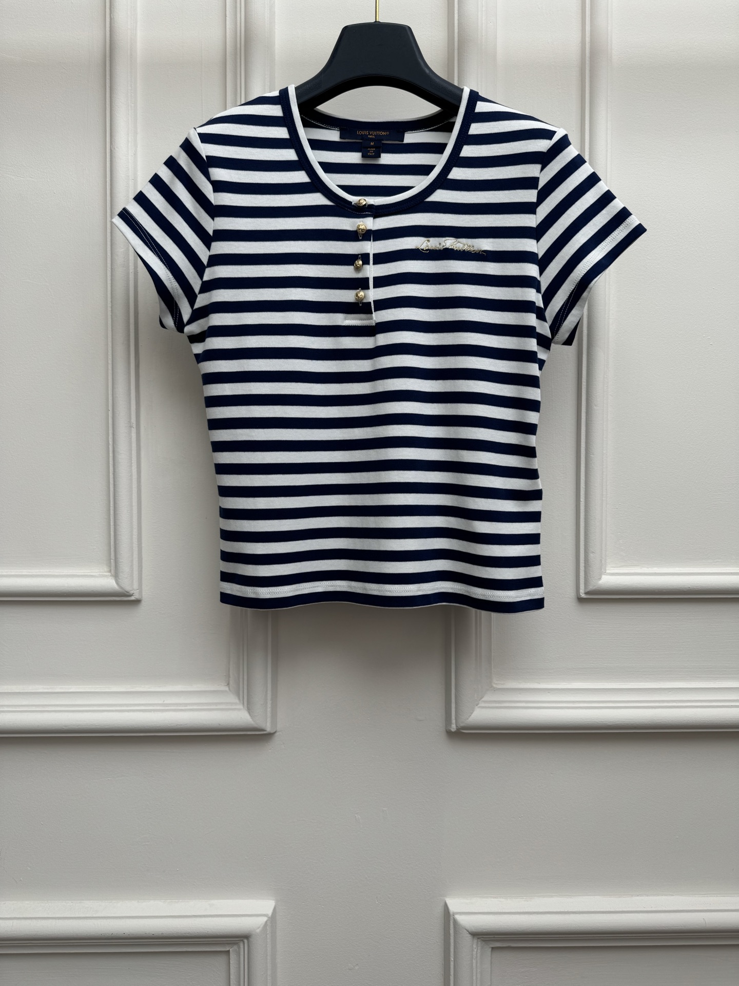 NO:840757,New style for early spring. L family navy style striped T-shirt 2026 spring and summer series. Classic navy style round neck half-open collar design. Letter embroidery embellishment on the chest. Stripe contrast stitching. Customized pure cotton fabric. Comfortable, skin-friendly and breathable. Short version. The upper body is slim and elegant. Sizes SML, Louis Vuitton, tees, t-shirt,19860909早春新款上新啦 L家海军风条纹T恤 2026春夏系列 经典海军风圆领半开领设计 胸前字母刺绣点缀 条纹撞色拼接 定制纯棉面料 舒适亲肤透气 短款版型 上身显瘦又气质 尺码SML,,louis vuitton,tees，t-shirt,,Women's clothing