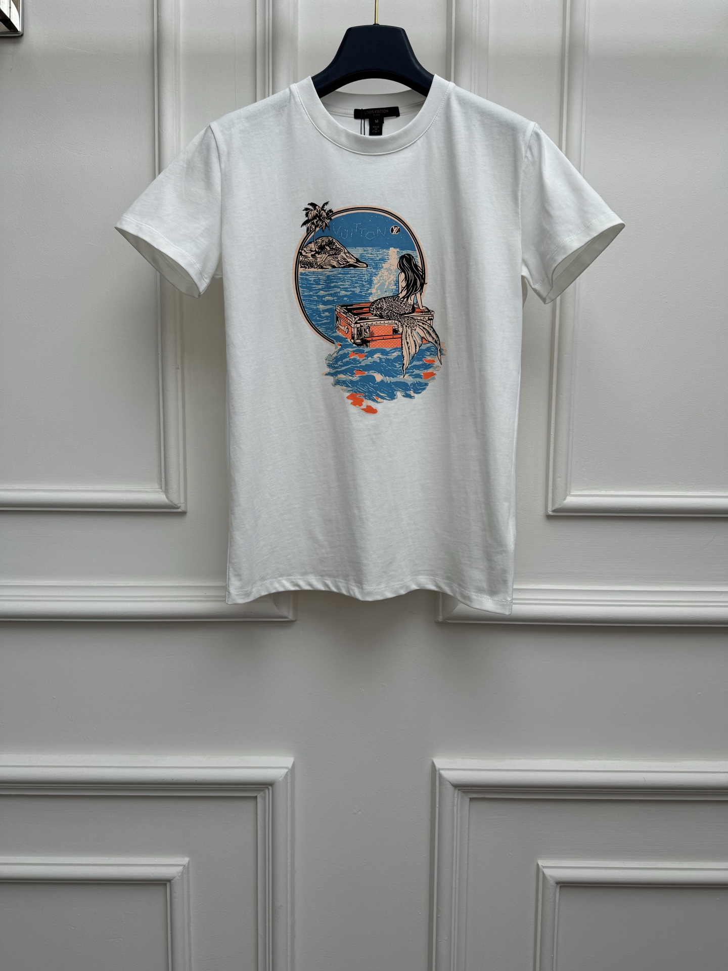 NO:840761,New spring and summer styles are available. L's mermaid printed T-shirt 2026 spring and summer series. Round neck design. Resort-style printing pattern with mermaid + luggage. Full of summer atmosphere. Imported pure cotton fabric. Comfortable, skin-friendly and breathable. Normal fit. The upper body is slim and elegant. Sizes are SML, Louis Vuitton, tees, t-shirt,19860909春夏新款上新啦 L家美人鱼印花T恤 2026春夏系列 圆领领口设计 采用美人鱼+行李箱的度假风印花图案 满满的夏日氛围感 进口纯棉面料 舒适亲肤透气 正常版型 上身显瘦又气质 尺码SML,,louis vuitton,tees，t-shirt,,Women's clothing