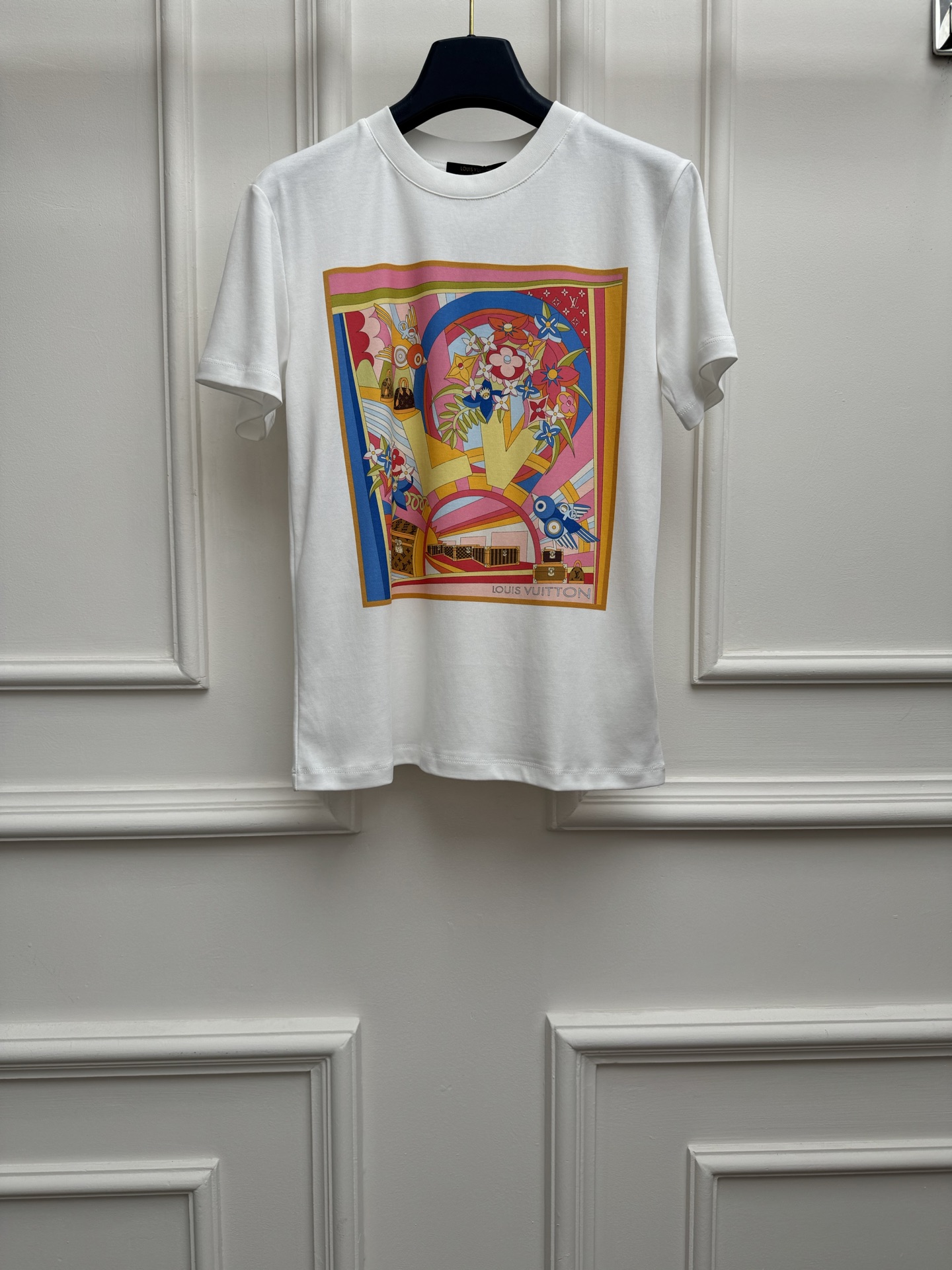 NO:840764,Spring and summer new styles are coming. L family square printed T-shirt 2026 spring and summer series. Round neck design. Square hard box floral element printing pattern. Fashionable and age-reducing. Imported pure cotton fabric. Comfortable, skin-friendly and breathable. Slim fit. The upper body looks thin and elegant. Sizes SML, Louis Vuitton, tees, t-shirt,19860909春夏新款上新啦 L家方块印花T恤 2026春夏系列 圆领领口设计 方块硬箱花卉元素印花图案 时髦减龄 进口纯棉面料 舒适亲肤透气 修身版型 上身显瘦又气质 尺码SML,,louis vuitton,tees，t-shirt,,Women's clothing