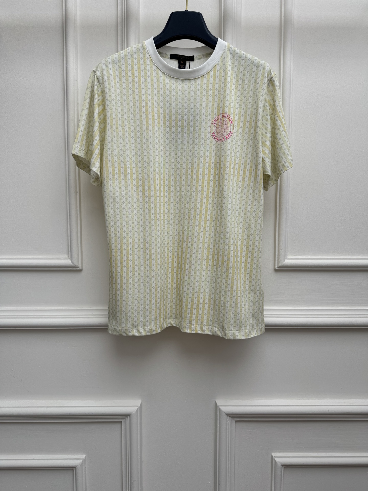 NO:840721,Spring and summer new arrivals L's old flower printed T-shirt 2026 spring and summer series round neck design, full printed old flower logo pattern, contrasting circle letter embellishment on the chest, fashionable and advanced color matching, imported pure cotton fabric, soft, comfortable and breathable, loose fit, the upper body is slim and elegant, sizes SML, Louis Vuitton, tees, t-shirt,19860909春夏新款上新啦 L家老花印花T恤 2026春夏系列 圆领领口设计 满印老花logo图案 胸前撞色圆圈字母点缀 配色时髦高级 进口纯棉面料 柔软舒适透气 宽松版型 上身显瘦又气质 尺码SML,,louis vuitton,tees，t-shirt,,Women's clothing