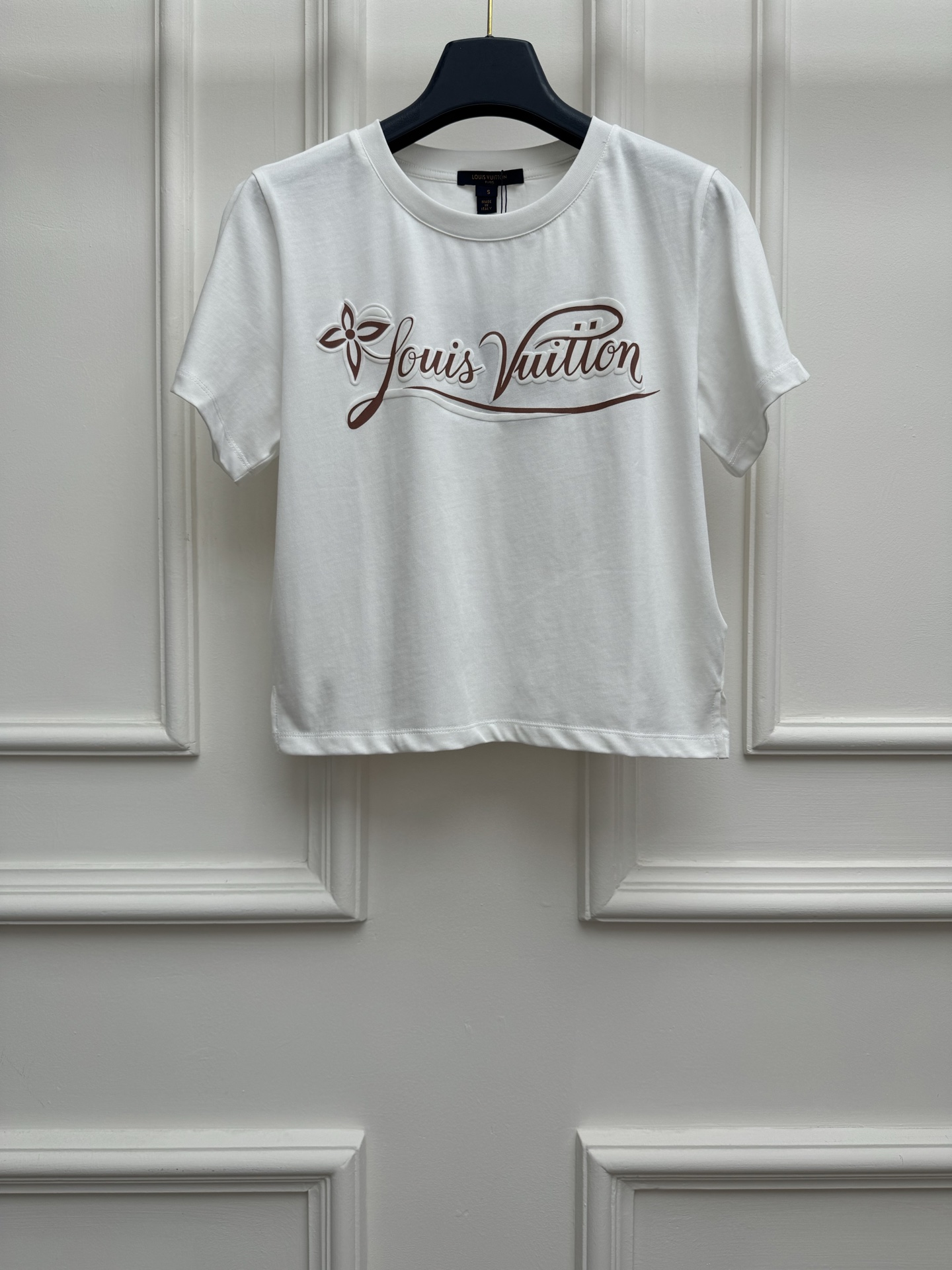 NO:840727,Spring and summer new styles are available. L family letter printed T-shirt 2026 spring and summer series. Round neck design. Three-dimensional floral letter printed pattern. Fashionable and advanced. Imported pure cotton fabric. Soft, comfortable and breathable. Short version. The upper body looks slim and elegant. Sizes SML, Louis Vuitton, tees, t-shirt,19860909春夏新款上新啦 L家字母印花T恤 2026春夏系列 圆领领口设计 立体花卉字母印花图案 时髦高级 进口纯棉面料 柔软舒适透气 短款版型 上身显瘦又气质 尺码SML,,louis vuitton,tees，t-shirt,,Women's clothing