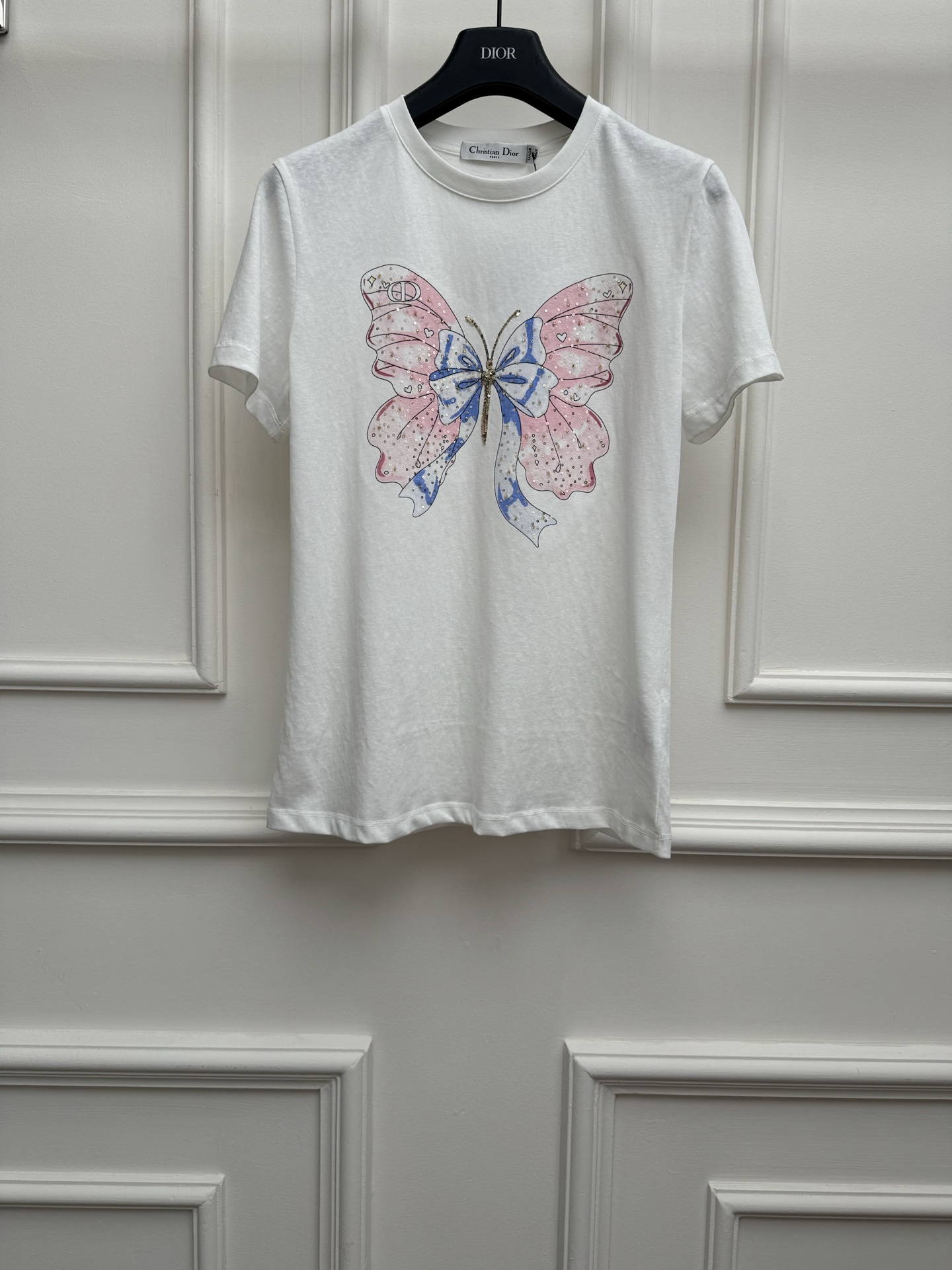 NO:840733,New spring and summer styles are available. D's butterfly embroidery printed T-shirt 2026 spring and summer series. Round neck design. Colorful butterfly print pattern. Heavy beading and sequin embroidery embellishment. Girls' hearts will be filled with it. Customized pure cotton fabric. Soft, comfortable and breathable. Normal fit. The upper body is slim and elegant. Sizes are SML, dior, tees, t-shirt,19860909春夏新款上新啦 D家蝴蝶刺绣印花T恤 2026春夏系列 圆领领口设计 彩色蝴蝶印花图案 重工钉珠亮片刺绣点缀 少女心直接拉满 定制纯棉面料 柔软舒适透气 正常版型 上身显瘦又气质 尺码SML,,dior,tees，t-shirt,,Women's clothing