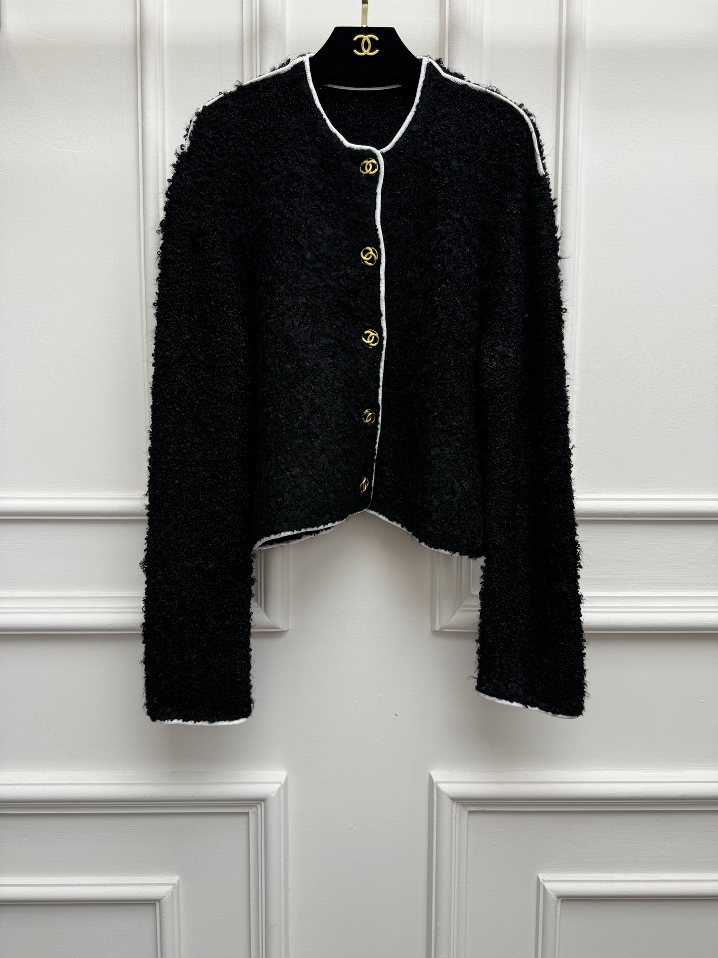NO:840739,New spring and summer styles are available. Chanel tweed knitted cardigan 2026 spring and summer series. Round neck contrasting edge design. Retro gold buckle decoration. Exquisite, fashionable and high-end. Customized tweed fabric. Soft and comfortable. Short version. The upper body is slim and elegant. Size SML,,chanel,19860909春夏新款上新啦 香家粗花呢针织开衫 2026春夏系列 圆领撞色包边设计 复古金扣装饰点缀 精致时髦高级 定制粗花呢面料 柔软舒适 短款版型 上身显瘦又气质 尺码SML,,chanel,,Women's clothing