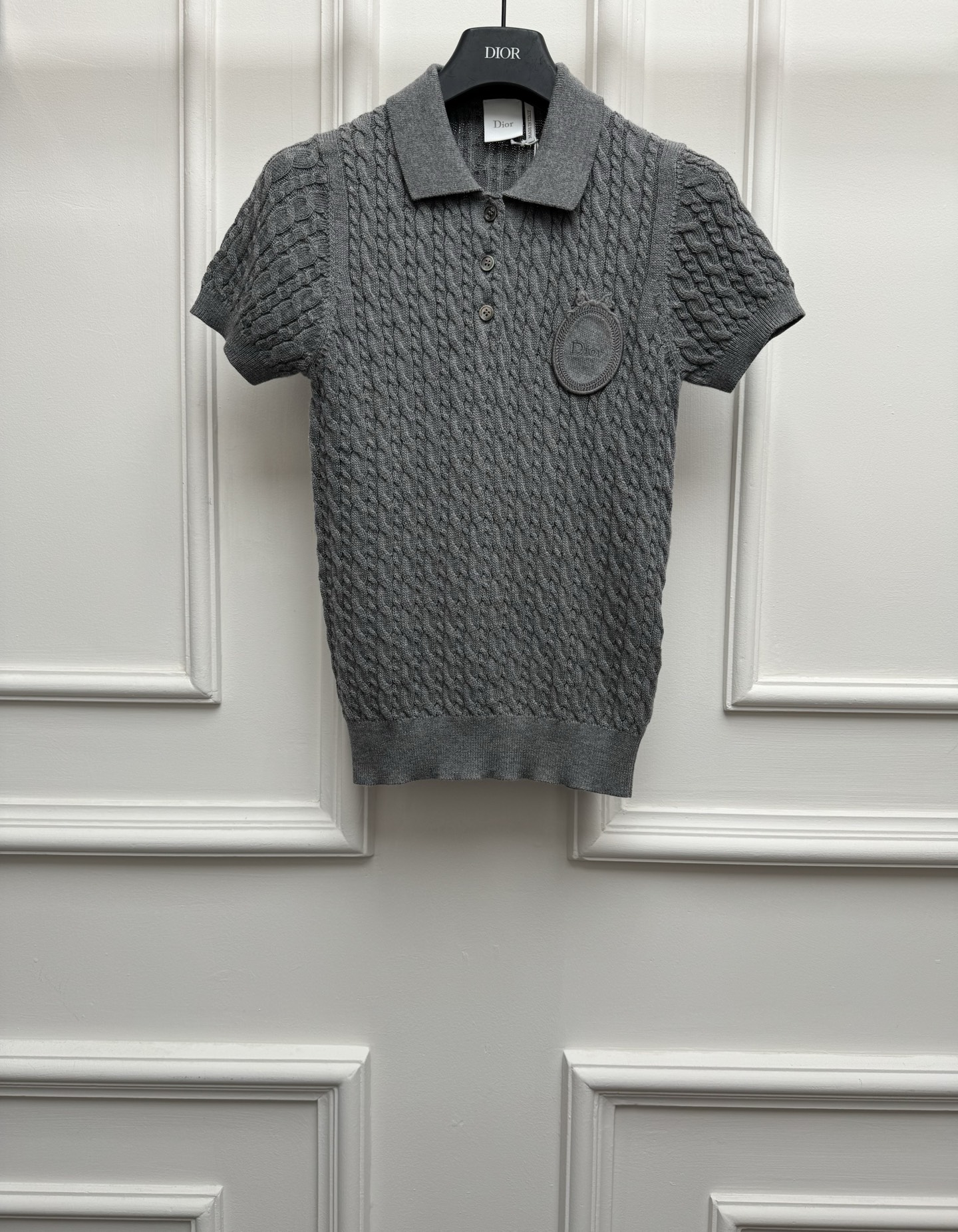 NO:842370,The new spring and summer models are on sale. D's twist short-sleeved Polo shirt 2026 spring and summer series. Classic polo collar design. Letter logo embroidered logo embellishment. Twist woven texture. Casual and fashionable to reduce age. Customized wool blend fabric. Comfortable and skin-friendly. Slim fit. The upper body is slim and versatile. Sizes SML, dior, T-shirt,19860909春夏新款出货啦 D家麻花短袖Polo衫 2026春夏系列 经典polo领设计 字母logo刺绣徽标点缀 麻花编织纹理 休闲时髦减龄 定制羊毛混纺面料 舒适亲肤 修身版型 上身显瘦又百搭 尺码SML,,dior,T-shirt,,Women's clothing