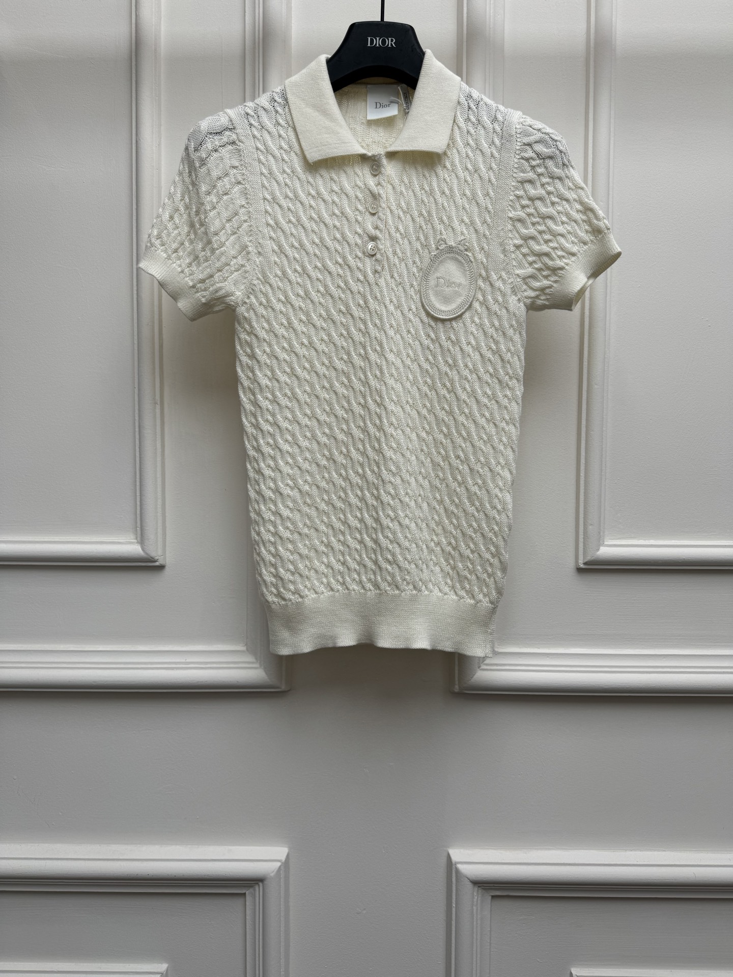 NO:842382,The new spring and summer models are on sale. D's twist short-sleeved Polo shirt 2026 spring and summer series. Classic polo collar design. Letter logo embroidered logo embellishment. Twist woven texture. Casual and fashionable to reduce age. Customized wool blend fabric. Comfortable and skin-friendly. Slim fit. The upper body is slim and versatile. Sizes SML, dior, T-shirt,19860909春夏新款出货啦 D家麻花短袖Polo衫 2026春夏系列 经典polo领设计 字母logo刺绣徽标点缀 麻花编织纹理 休闲时髦减龄 定制羊毛混纺面料 舒适亲肤 修身版型 上身显瘦又百搭 尺码SML,,dior,T-shirt,,Women's clothing