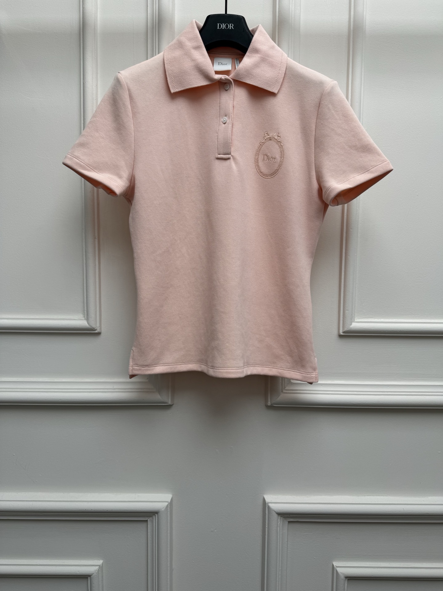 NO:842328,New spring and summer new styles, D family badge embroidered polo shirt, 2026 spring and summer series, classic polo neckline, letter logo embroidered logo embellishment, casual and fashionable to reduce age, customized pure cotton fabric, comfortable and skin-friendly, slim fit, the upper body is slim and elegant, size SML, dior,19860909春夏新款上新啦 D家徽章刺绣polo衫 2026春夏系列 经典polo领领口 字母logo刺绣徽标点缀 休闲时髦减龄 定制纯棉面料 舒适亲肤 修身版型 上身显瘦又气质 尺码SML,,dior,,Women's clothing