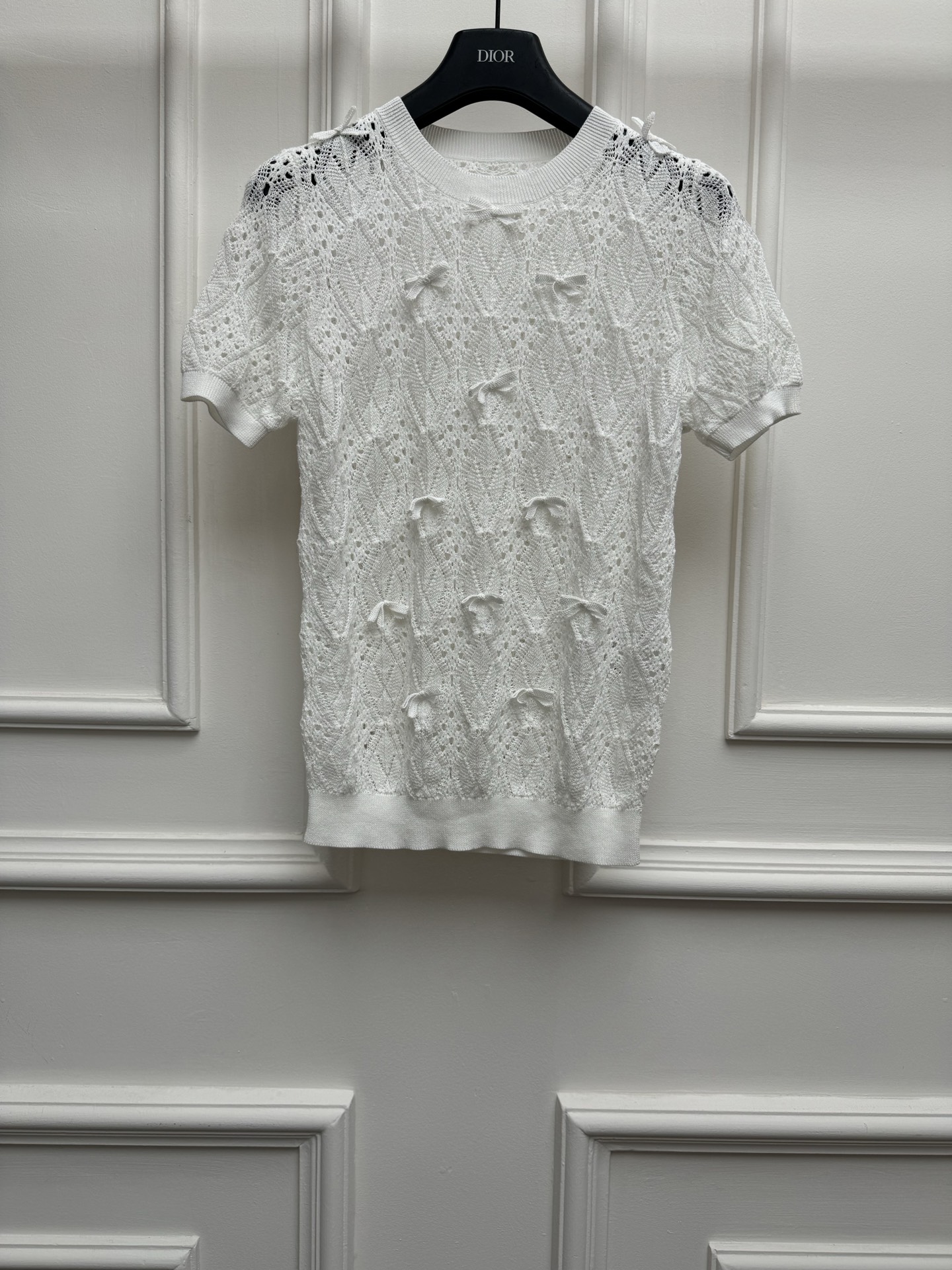 NO:842334,New spring and summer styles are available. D family hollow knitted short sleeves 2026 spring and summer series. Round ribbed neckline. Exquisite hollow pattern jacquard pattern. Three-dimensional bow decoration. Refined and elegant. Fashionable and advanced for age. Cotton knitted fabric. Slim fit. The upper body is slim and elegant. Sizes SML, dior, T-shirt,19860909春夏新款上新啦 D家镂空针织短袖 2026春夏系列 圆领罗纹领口 精致镂空花纹提花图案 立体蝴蝶结装饰点缀 精致优雅 减龄时髦又高级 棉质针织面料 修身版型 上身显瘦又气质 尺码SML,,dior,T-shirt,,Women's clothing