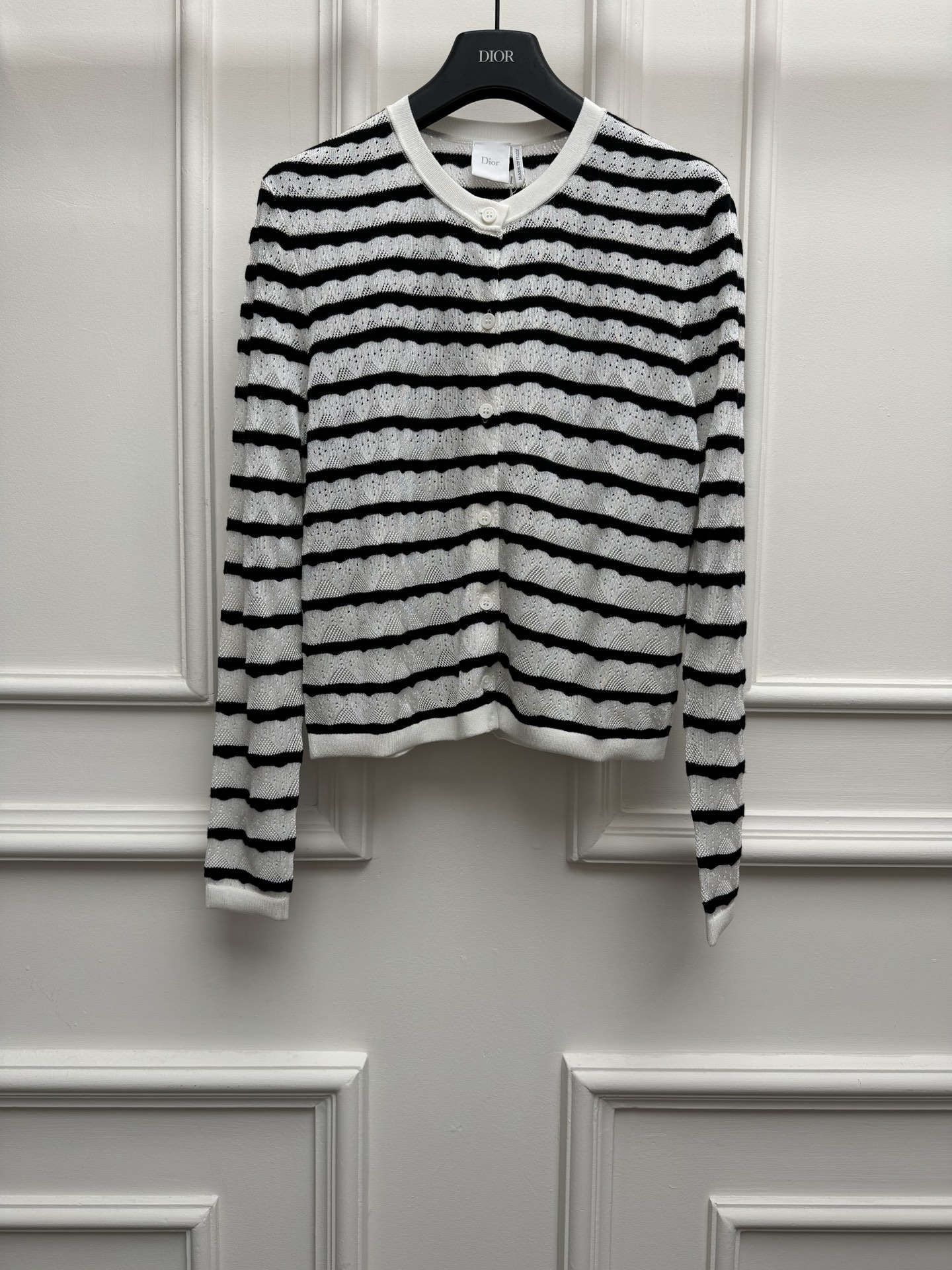 NO:842347,New spring and summer new styles are available. D's striped knitted cardigan 2026 spring and summer series. Round neck single-breasted design. Unique hollow hole craftsmanship. Classic stripes are fashionable and simple. Easy to wear with a high-end feel. Cotton knitted blended fabric. Comfortable and breathable. Short version. The upper body is slim and elegant. Size SML, dior,19860909春夏新款上新啦 D家条纹针织开衫 2026春夏系列 圆领单排扣设计 别致的镂空挑孔工艺 经典条纹时尚简约 轻松穿出高级感 棉质针织混纺面料 舒适透气 短款版型 上身显瘦又气质 尺码SML,,dior,,Women's clothing