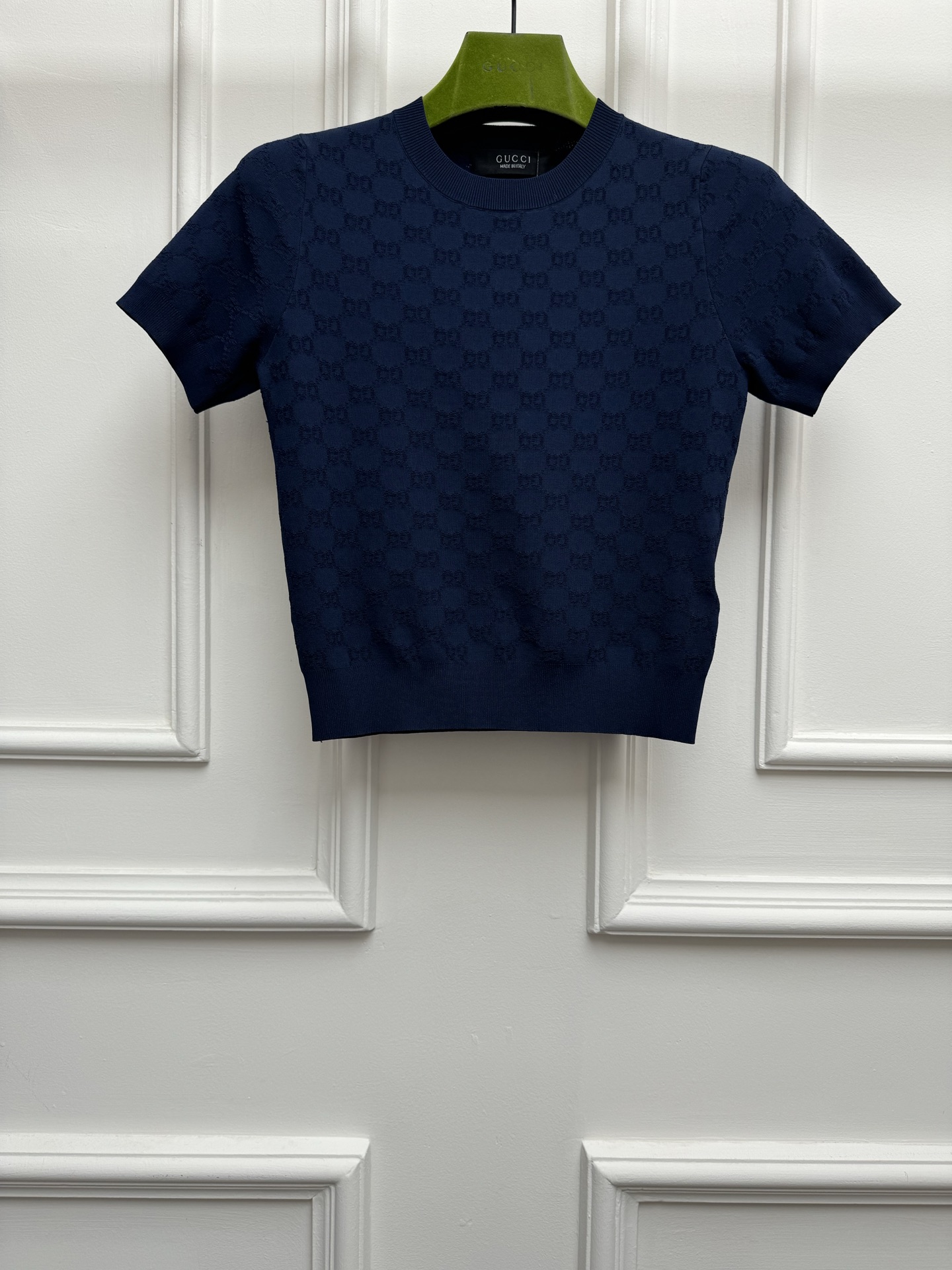 NO:842359,New spring and summer styles are available. G jacquard knitted short sleeves 2026 spring and summer series. Round neck ribbed neck design. Double G jacquard pattern imported woven method. Age-reducing and fashionable and advanced. 1:1 fixed dyeing to restore color. Polyester fiber blended fabric. Comfortable and textured. Short version. The upper body is slim and elegant. Sizes SML, gucci, T-shirt,19860909春夏新款上新啦 G家提花针织短袖 2026春夏系列 圆领罗纹领口设计 双G提花图案进口机织法 减龄时髦高级 1:1定染还原颜色 聚酯纤维混纺面料 舒适有质感 短款版型 上身显瘦又气质 尺码SML,,gucci,T-shirt,,Women's clothing
