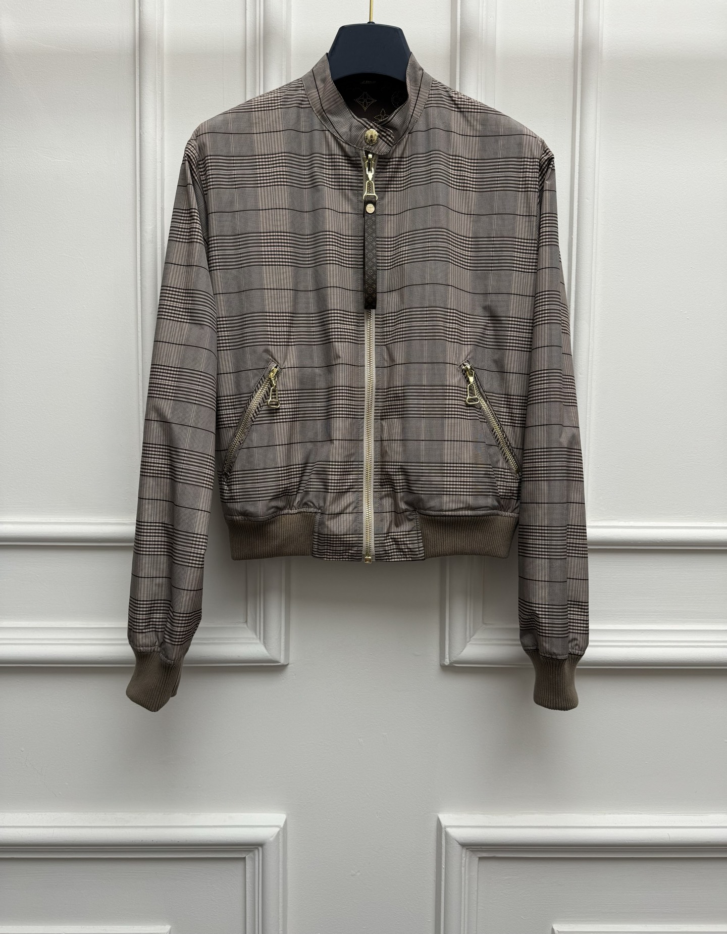 NO:842365,Spring and summer new styles are new. L family reversible plaid jacket 2026 spring and summer series. Stand-up collar zipper design. Reversible. One side is retro plaid pattern. One side is classic presbyopic pattern. Casual, fashionable and advanced. Nylon + silk fabric. Short version. The upper body is slim and elegant. Sizes SML, Louis Vuitton, jackets & coats, real silk,19860909春夏新款上新啦 L家双面穿格纹夹克 2026春夏系列 立领拉链设计 双面可穿 一面复古格纹图案 一面经典老花图案 休闲时髦高级 锦纶+真丝面料 短款版型 上身显瘦又气质 尺码SML,,louis vuitton,jackets & coats,real silk,,Women's clothing