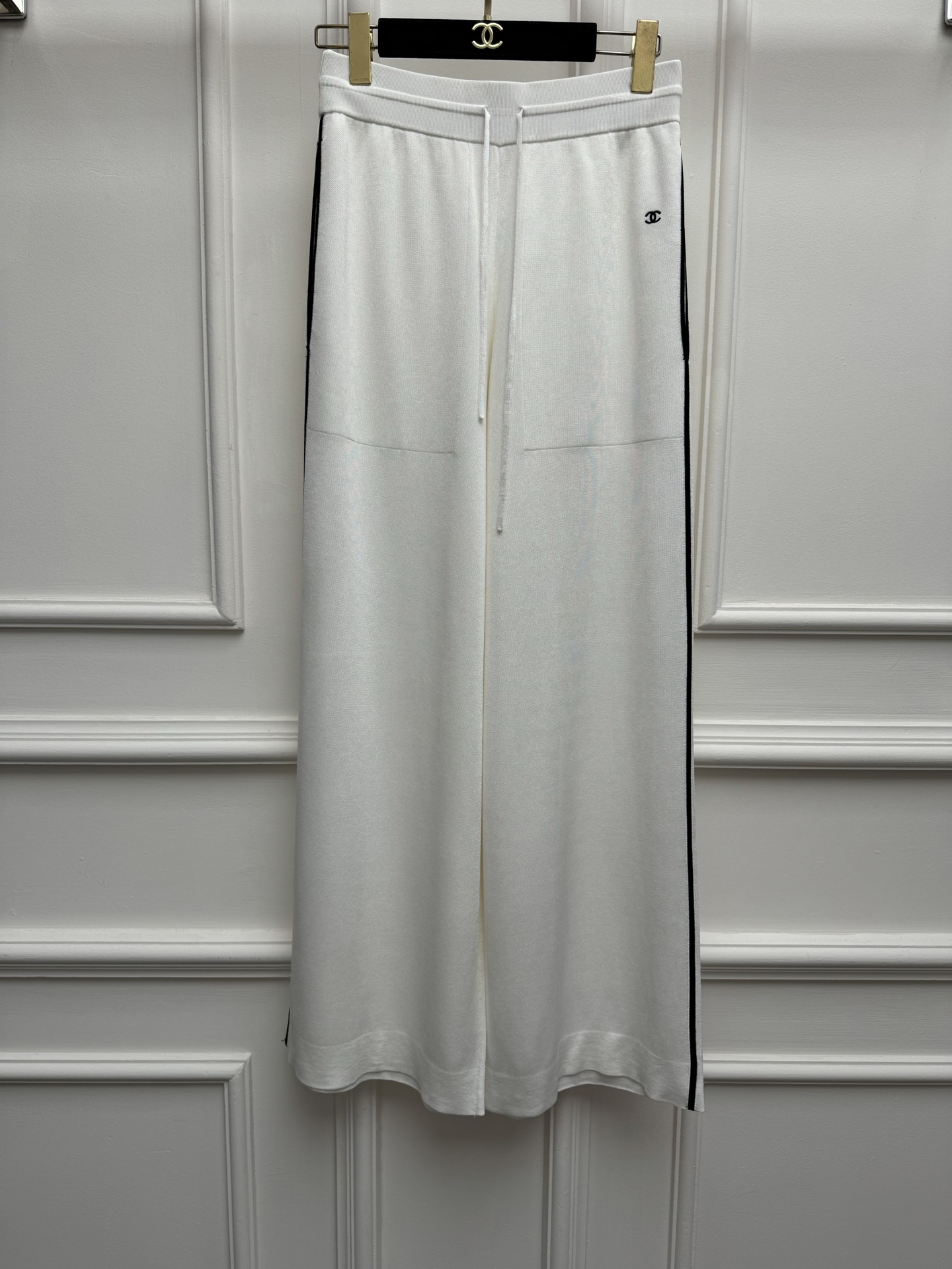 NO:843899,New spring and summer styles are available. Xiangjia double-C knitted wide-leg pants 2026 spring and summer series Elastic waistband Double-C logo embellishment on pockets Simple and elegant high-end silk knitted fabric Cool and comfortable Wide-leg pants version The upper body is slim and elegant Sizes SML,,chanel,real silk,19860909春夏新款上新啦 香家双C针织阔腿裤 2026春夏系列 松紧弹力腰头 口袋双C徽标点缀 简约大气高级 真丝针织面料 冰凉舒适 阔腿裤版型 上身显瘦又气质 尺码SML,,chanel,real silk,,Women's clothing