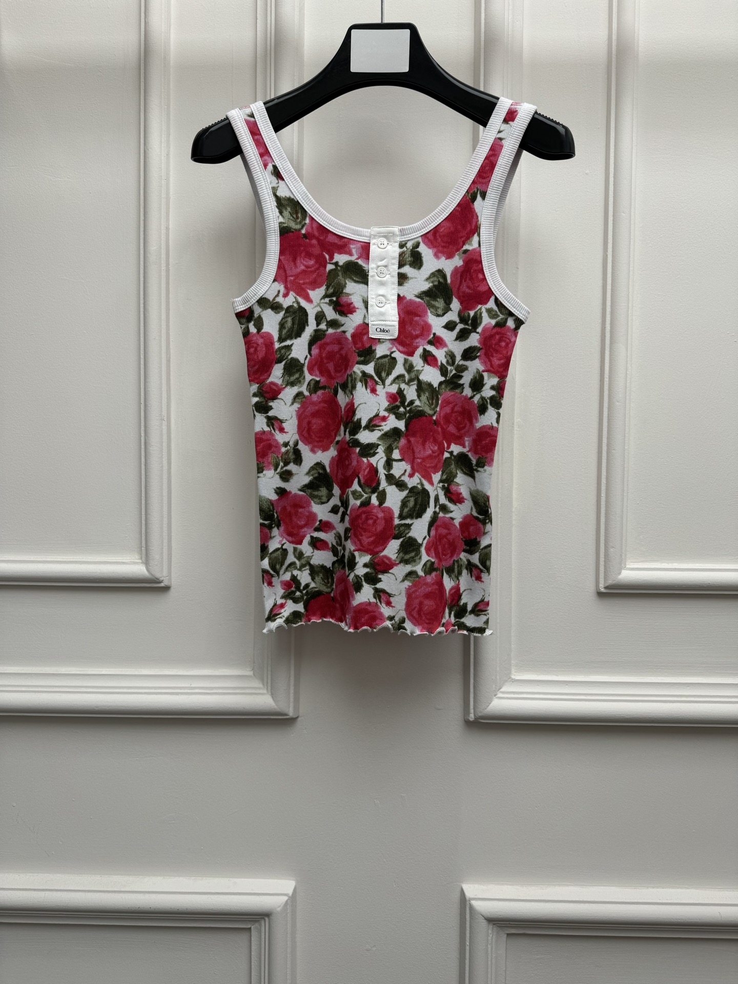 NO:842377,New spring and summer styles are available. Chloe rose print vest 2026 spring and summer series. Versatile U-neck design. Red rose print pattern. Elegant and romantic. Cotton rib fabric. Comfortable and skin-friendly. Stretch slim fit. The upper body is slim and elegant. Sizes SML,,chloe,loewe,19860909春夏新款上新啦 Chloe玫瑰印花背心 2026春夏系列 百搭U字领设计 红色玫瑰印花图案 优雅浪漫 棉质罗纹面料 舒适亲肤 弹力修身版型 上身显瘦又气质 尺码SML,,chloe,loewe,,Women's clothing