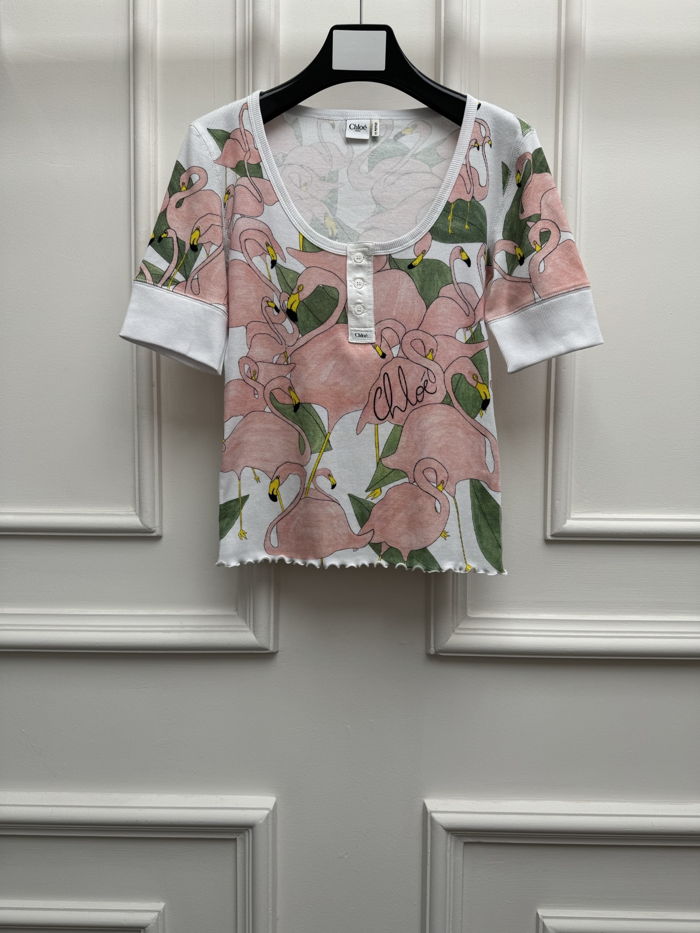 NO:842383,Spring and summer new arrivals Chloe flamingo print T-shirt 2026 spring and summer series Versatile U-neck design Pink flamingo print pattern Elegant, fashionable and age-reducing Cotton ribbed fabric Comfortable and breathable Slim fit The upper body looks slim and elegant Sizes SML, chloe, loewe, tees, t-shirt,19860909春夏新款上新啦 Chloe火烈鸟印花T恤 2026春夏系列 百搭U字领设计 粉色火烈鸟印花图案 优雅时髦减龄 棉质螺纹面料 舒适透气 修身版型 上身显瘦又气质 尺码SML,,chloe,loewe,tees，t-shirt,,Women's clothing