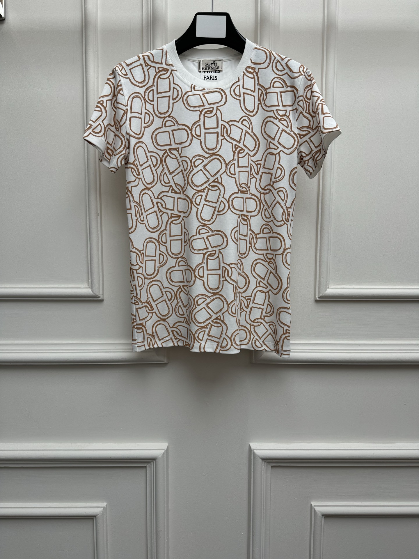 NO:842335,Spring and summer new styles are coming. H family all-over printed chain buckle T-shirt 2026 spring and summer series. Round neck design. Chain buckle printing pattern. Fashionable color matching to reduce age. Customized pure cotton fabric. Comfortable, skin-friendly and breathable. Normal fit. The upper body looks slim and elegant. Sizes SML, tees, t-shirt,19860909春夏新款上新啦 H家满印链条扣T恤 2026春夏系列 圆领领口设计 链条扣印花图案 配色时髦减龄 定制纯棉面料 舒适亲肤透气 正常版型 上身显瘦又气质 尺码SML,,tees，t-shirt,,Women's clothing