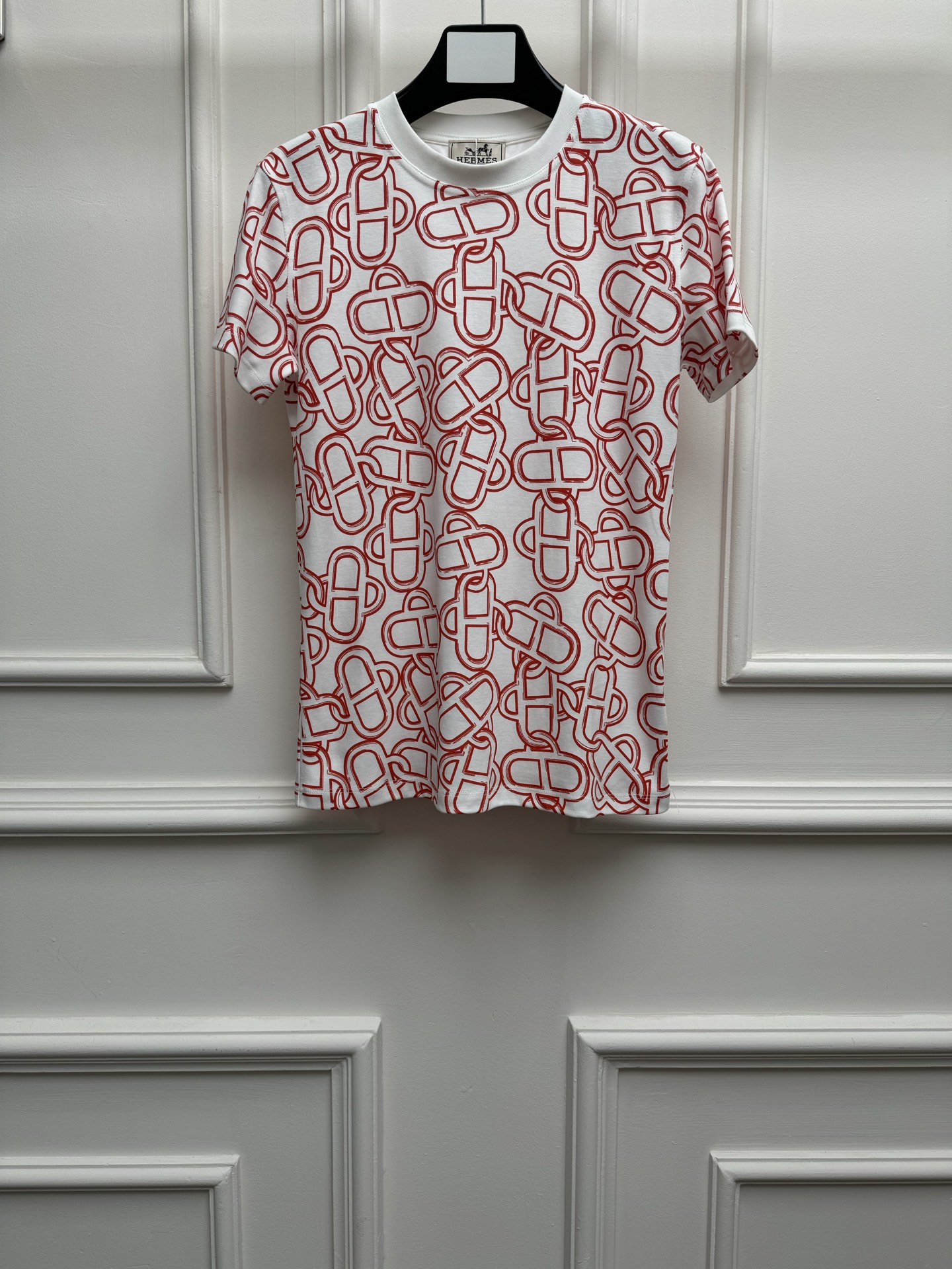 NO:842340,Spring and summer new styles are coming. H family all-over printed chain buckle T-shirt 2026 spring and summer series. Round neck design. Chain buckle printing pattern. Fashionable color matching to reduce age. Customized pure cotton fabric. Comfortable, skin-friendly and breathable. Normal fit. The upper body looks slim and elegant. Sizes SML, tees, t-shirt,19860909春夏新款上新啦 H家满印链条扣T恤 2026春夏系列 圆领领口设计 链条扣印花图案 配色时髦减龄 定制纯棉面料 舒适亲肤透气 正常版型 上身显瘦又气质 尺码SML,,tees，t-shirt,,Women's clothing