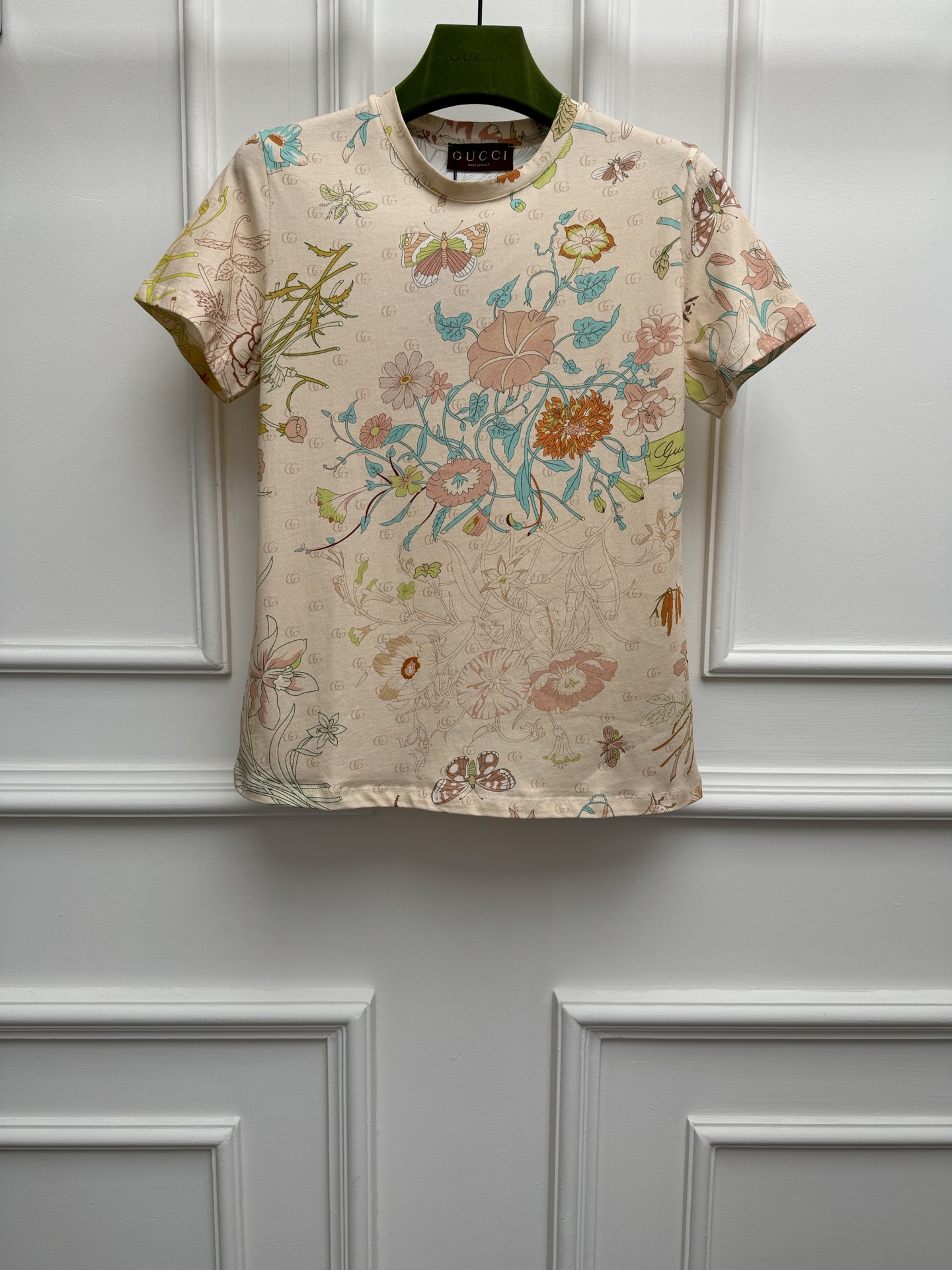 NO:842346,Spring and summer new styles are available. G family flower and butterfly print T-shirt 2026 spring and summer series. Round neck neck design. Classic double G printing pattern. Colorful flower + butterfly decoration. Retro and high-end. Imported pure fabric. Comfortable and skin-friendly. Normal fit. The upper body is slim and elegant. Sizes are SML, gucci, tees, t-shirt,19860909春夏新款上新啦 G家花卉蝴蝶印花T恤 2026春夏系列 圆领领口设计 经典双G印花图案 多彩花卉+蝴蝶装饰点缀 复古高级 进口纯料面料 舒适亲肤 正常版型 上身显瘦又气质 尺码SML,,gucci,tees，t-shirt,,Women's clothing