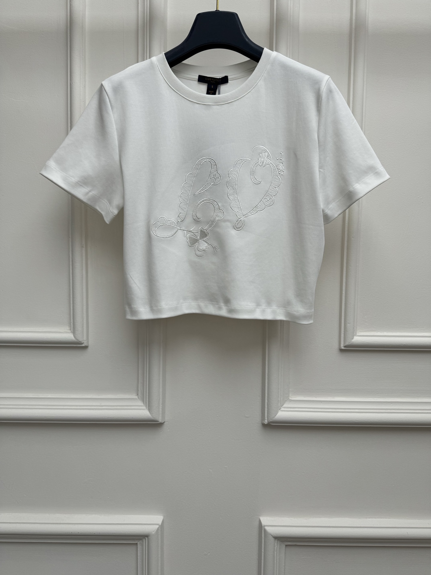 NO:842352,Spring and summer new styles are available. L family embroidered letter T-shirt 2026 spring and summer series. Round neck design. Floral embroidery logo + clover embroidery pattern. Full of fun. Fashionable personality. Customized pure cotton fabric. Short version. The upper body looks slim and elegant. Sizes SML, Louis Vuitton, tees, t-shirt,19860909春夏新款上新啦 L家刺绣字母T恤 2026春夏系列 圆领领口设计 花样刺绣logo+三叶草刺绣图案 趣味性十足 时髦个性 定制纯棉面料 短款版型 上身显瘦又气质 尺码SML,,louis vuitton,tees，t-shirt,,Women's clothing