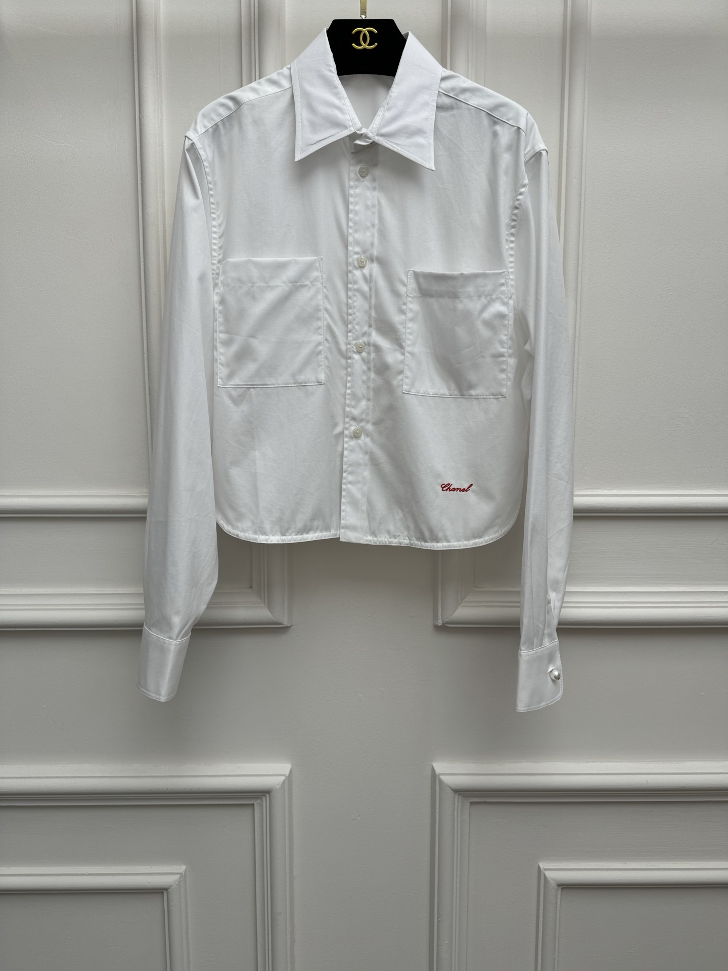 NO:842357,Spring and summer new styles are available. Xiangjia embroidered short shirt 2026 spring and summer preview series. Single-breasted shirt collar design. Letter logo embroidery embellishment on the hem. Chain binding to break the monotony. Customized cotton poplin material. Comfortable and breathable. Short version. The upper body is slim and elegant. Sizes SML,,chanel,shirts,19860909春夏新款上新啦 香家刺绣短款衬衫 2026春夏预告系列 衬衫领单排扣设计 下摆字母logo刺绣点缀 链条包边 打破单调感 定制棉府绸材质 舒适透气 短款版型 上身显瘦又气质 尺码SML,,chanel,shirts,,Women's clothing