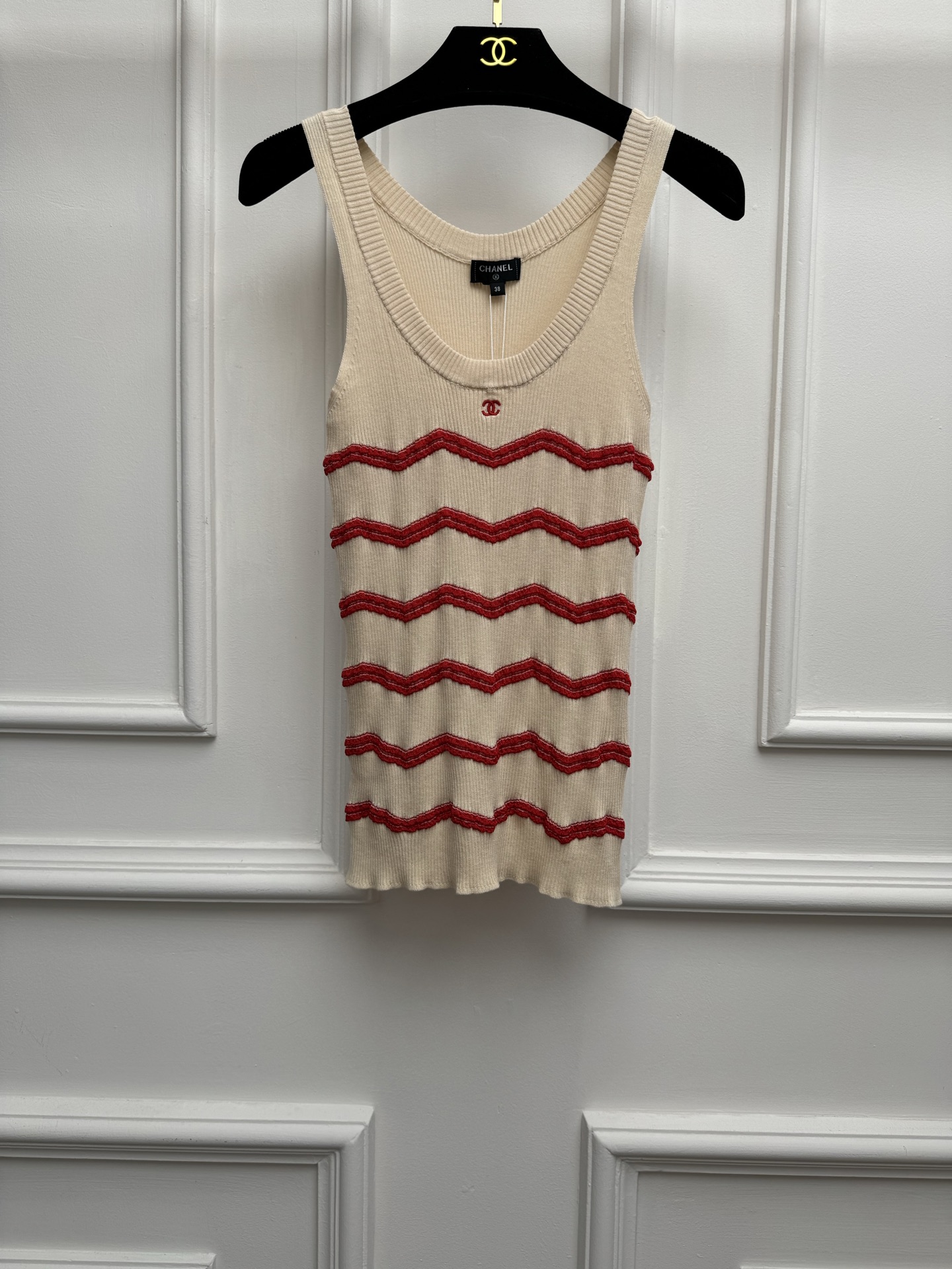 NO:843019,Spring and summer new styles are available. Xiangjia wavy striped vest 2026 beach series. Versatile U-shaped neckline. Wave stripes contrasting color design. Double C logo embroidery on the chest. Age-reducing and fashionable. Cotton knitted fabric. Comfortable and skin-friendly. Stretch slim fit. The upper body is slim and elegant. Size SML,,chanel,19860909春夏新款上新啦 香家波浪条纹背心 2026沙滩系列 百搭U字领领口 波浪条纹撞色设计 胸前双C logo刺绣点缀 减龄时髦洋气 棉质针织面料 舒适亲肤 弹力修身版型 上身显瘦又气质 尺码SML,,chanel,,Women's clothing