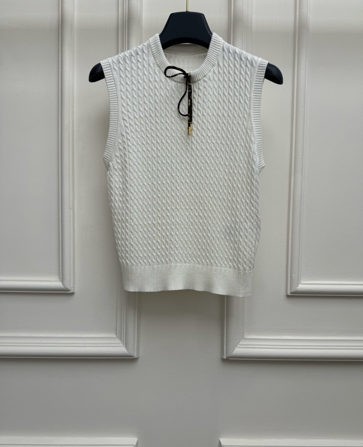 NO:842985,New spring and summer styles are available. L’s twist knitted vest 2026 spring and summer series. Round neck tie design. Twist woven texture. Casual and fashionable to reduce age. Silk-cotton blended knitted fabric. Soft and comfortable. Stretch slim fit. The upper body is slim and elegant. Size SML, Louis Vuitton,19860909春夏新款上新啦 L家麻花针织背心 2026春夏系列 圆领领口绑带设计 麻花编织纹理 休闲时髦减龄 丝棉混纺针织面料 柔软舒适 弹力修身版型 上身显瘦又气质 尺码SML,,louis vuitton,,Women's clothing