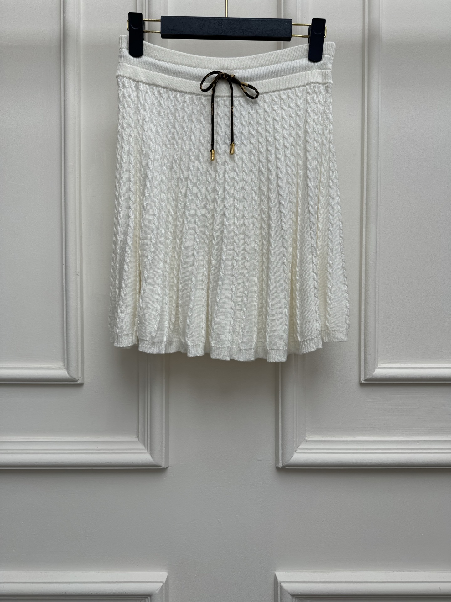 NO:842994,New spring and summer styles are available. L’s twist knitted skirt 2026 spring and summer series. Elastic waist drawstring design. Twist knitting texture. Casual, fashionable and age-reducing. Silk-cotton blended knitted fabric. Soft and comfortable. High-waisted pleated skirt version. The upper body is slim and elegant. Sizes SML, Louis Vuitton, skirts,19860909春夏新款上新啦 L家麻花针织半裙 2026春夏系列 松紧弹力腰头抽绳设计 麻花编织纹理 休闲时髦减龄 丝棉混纺针织面料 柔软舒适 高腰百褶裙版型 上身显瘦又气质 尺码SML,,louis vuitton,skirts,,Women's clothing