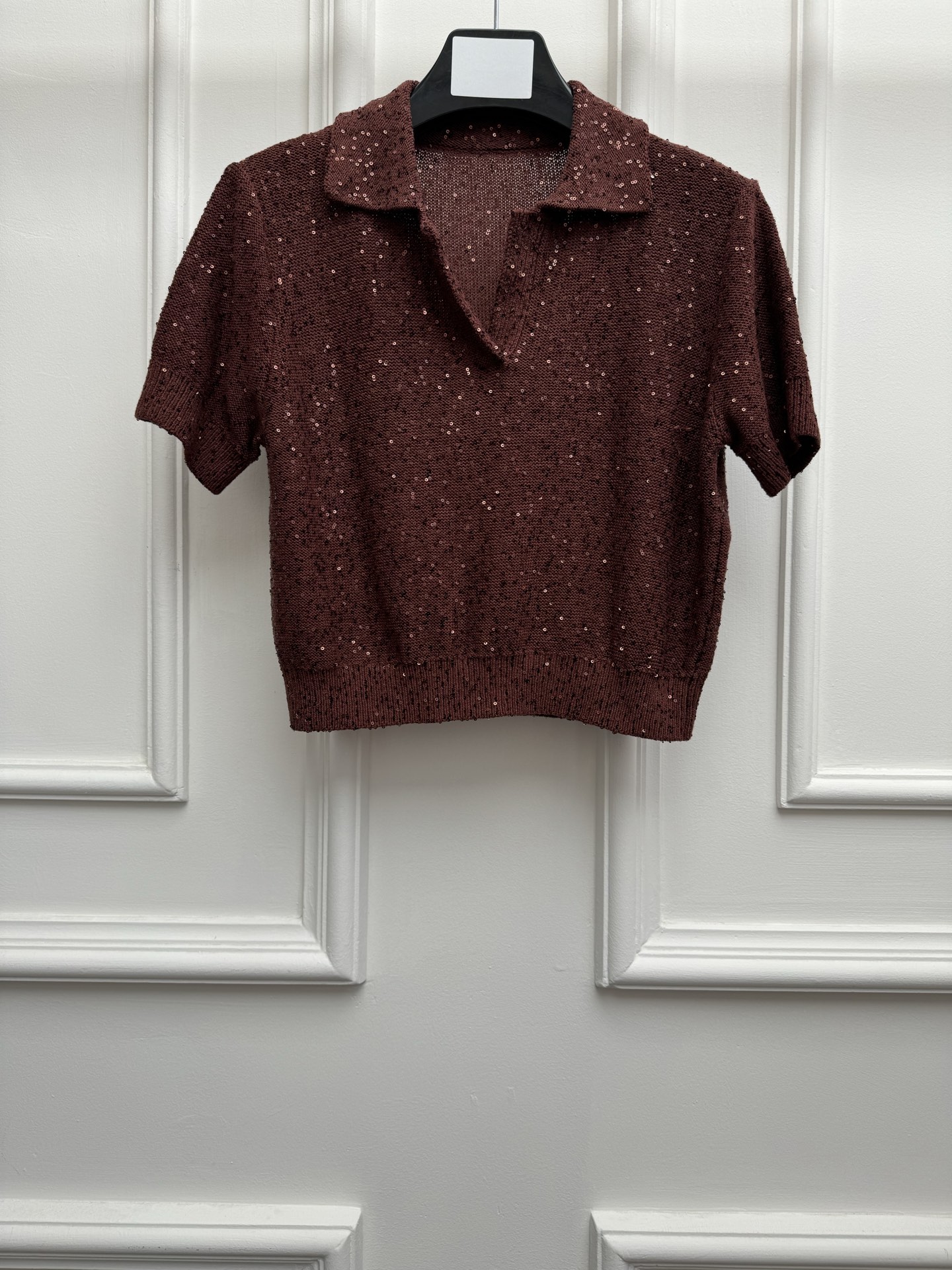 NO:843018,New spring and summer new styles BC sequined knitted polo shirt 2026 spring and summer series Classic polo neckline Hollow mesh design Sequin inlay Radiant low-key luxury Made of linen blended yarn Imported Swiss weaving technology Soft and comfortable Short version The upper body is slim and elegant Size SML,,19860909春夏新款上新啦 BC亮片针织polo衫 2026春夏系列 经典polo领领口 镂空网眼设计 亮片镶嵌 光芒四射 低调奢华 采用亚麻混纺纱线 进口瑞士机织工艺 柔软舒适 短款版型 上身显瘦又气质 尺码SML,,,Women's clothing