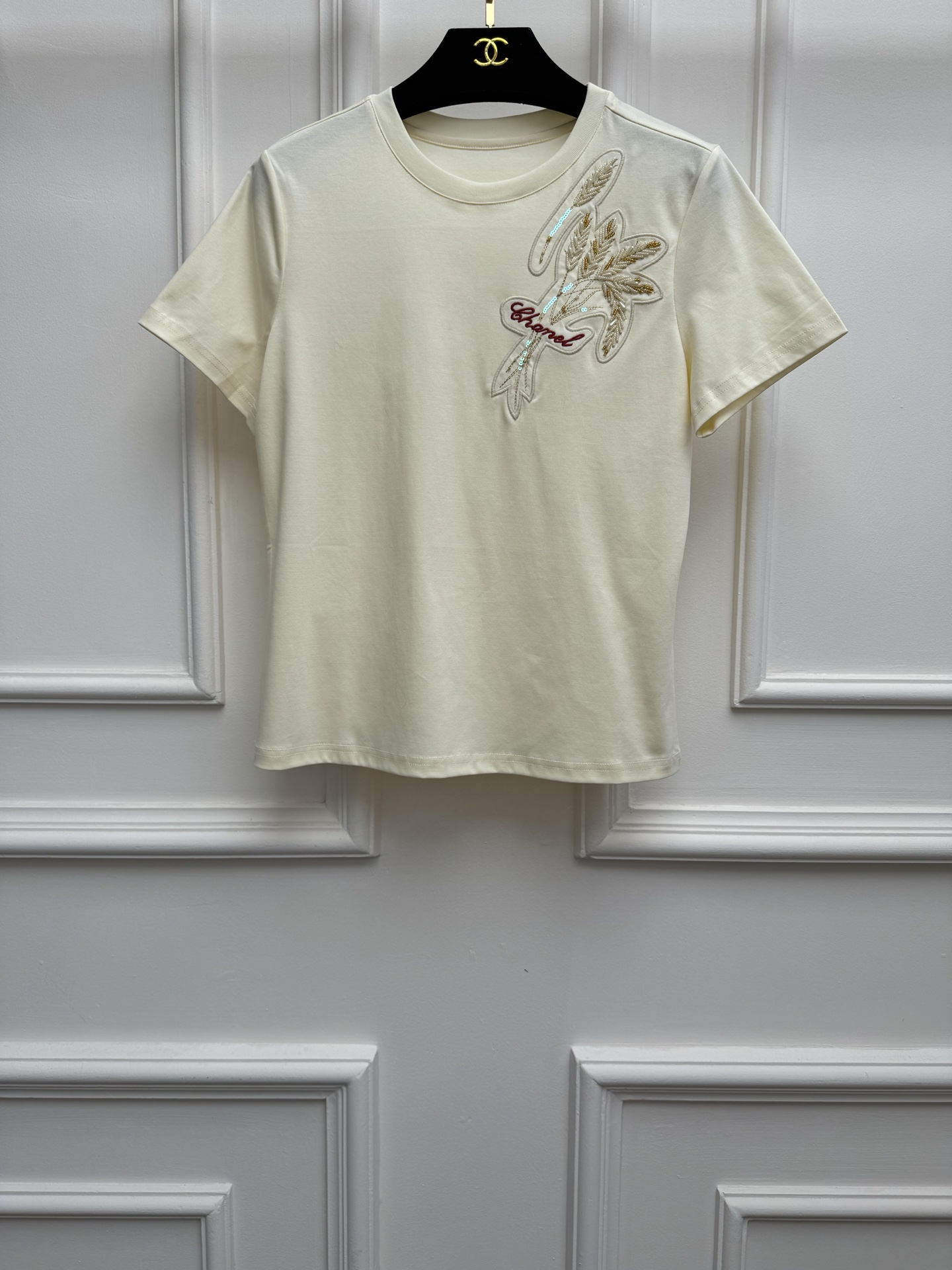 NO:843037,Spring and summer new styles are available. Xiangjia beaded embroidery T-shirt 2026 spring and summer series. Round neck design. Wheat heavy industry beaded letter embroidery pattern. Exquisite three-dimensional. Fashionable and age-reducing. Customized pure cotton fabric. Slim fit. The upper body is slim and elegant. Sizes SML, chanel, tees, t-shirt,19860909春夏新款上新啦 香家钉珠刺绣T恤 2026春夏系列 圆领领口设计 麦穗重工钉珠字母刺绣图案 精致立体 时髦减龄 定制纯棉面料 修身版型 上身显瘦又气质 尺码SML,,chanel,tees，t-shirt,,Women's clothing