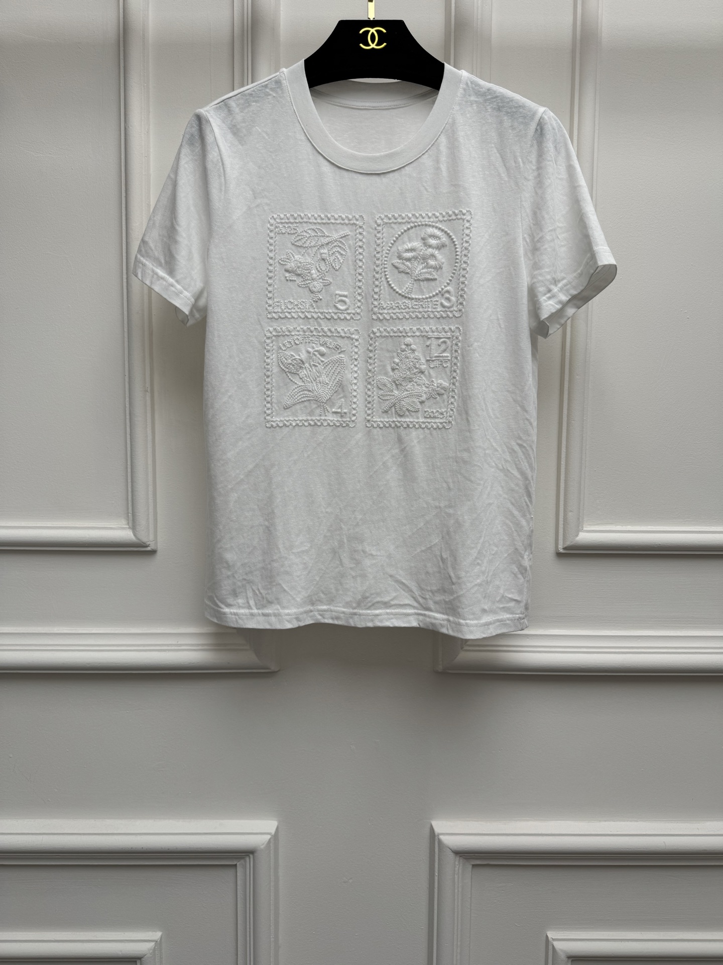 NO:843041,Spring and summer new styles are available. White heavy embroidery T-shirt 2026 spring and summer series. Round neck design. Heavy embroidery pattern decoration. Exquisite three-dimensional. Customized pure cotton fabric. Soft, comfortable and breathable. Loose fit. The upper body looks slim and elegant. Sizes SML, tees, t-shirt,19860909春夏新款上新啦 白色重工刺绣T恤 2026春夏系列 圆领领口设计 重工刺绣图案装饰点缀 精致立体 定制纯棉面料 柔软舒适透气 宽松版型 上身显瘦又气质 尺码SML,,tees，t-shirt,,Women's clothing