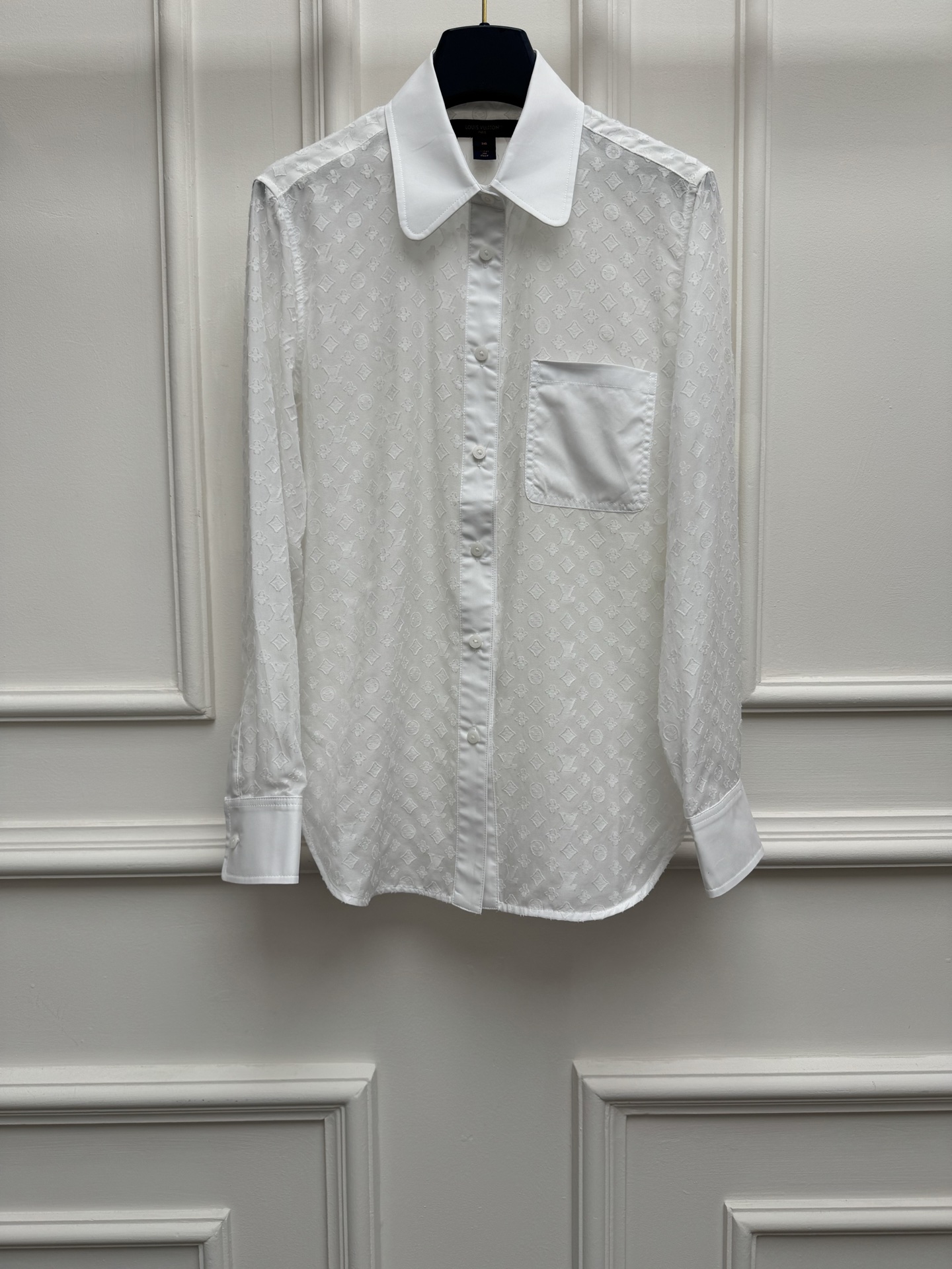 NO:843006,New spring and summer styles are available. L's jacquard logo shirt 2026 spring and summer series. Single-breasted shirt collar design. Classic old flower jacquard pattern. Fashionable and high-end. Customized silk cotton fabric. Light and comfortable. Normal fit. The upper body looks slim and elegant. Sizes SML, Louis Vuitton, shirts,19860909春夏新款上新啦 L家提花logo衬衫 2026春夏系列 衬衫领单排扣设计 经典老花提花图案 时髦又高级 定制丝棉面料 轻盈舒适 正常版型 上身显瘦又气质 尺码SML,,louis vuitton,shirts,,Women's clothing