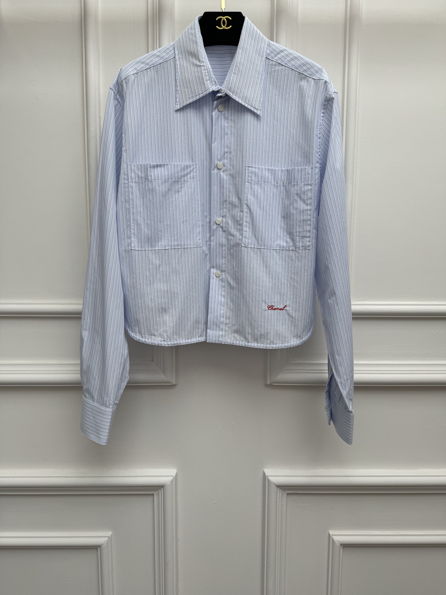 NO:843051,Spring and summer new styles are available. Xiangjia embroidered short shirt 2026 spring and summer preview series. Single-breasted shirt collar design. Letter logo embroidery embellishment on the hem. Chain binding to break the monotony. Customized cotton poplin material. Comfortable and breathable. Short version. The upper body is slim and elegant. Sizes SML,,chanel,shirts,19860909春夏新款上新啦 香家刺绣短款衬衫 2026春夏预告系列 衬衫领单排扣设计 下摆字母logo刺绣点缀 链条包边 打破单调感 定制棉府绸材质 舒适透气 短款版型 上身显瘦又气质 尺码SML,,chanel,shirts,,Women's clothing