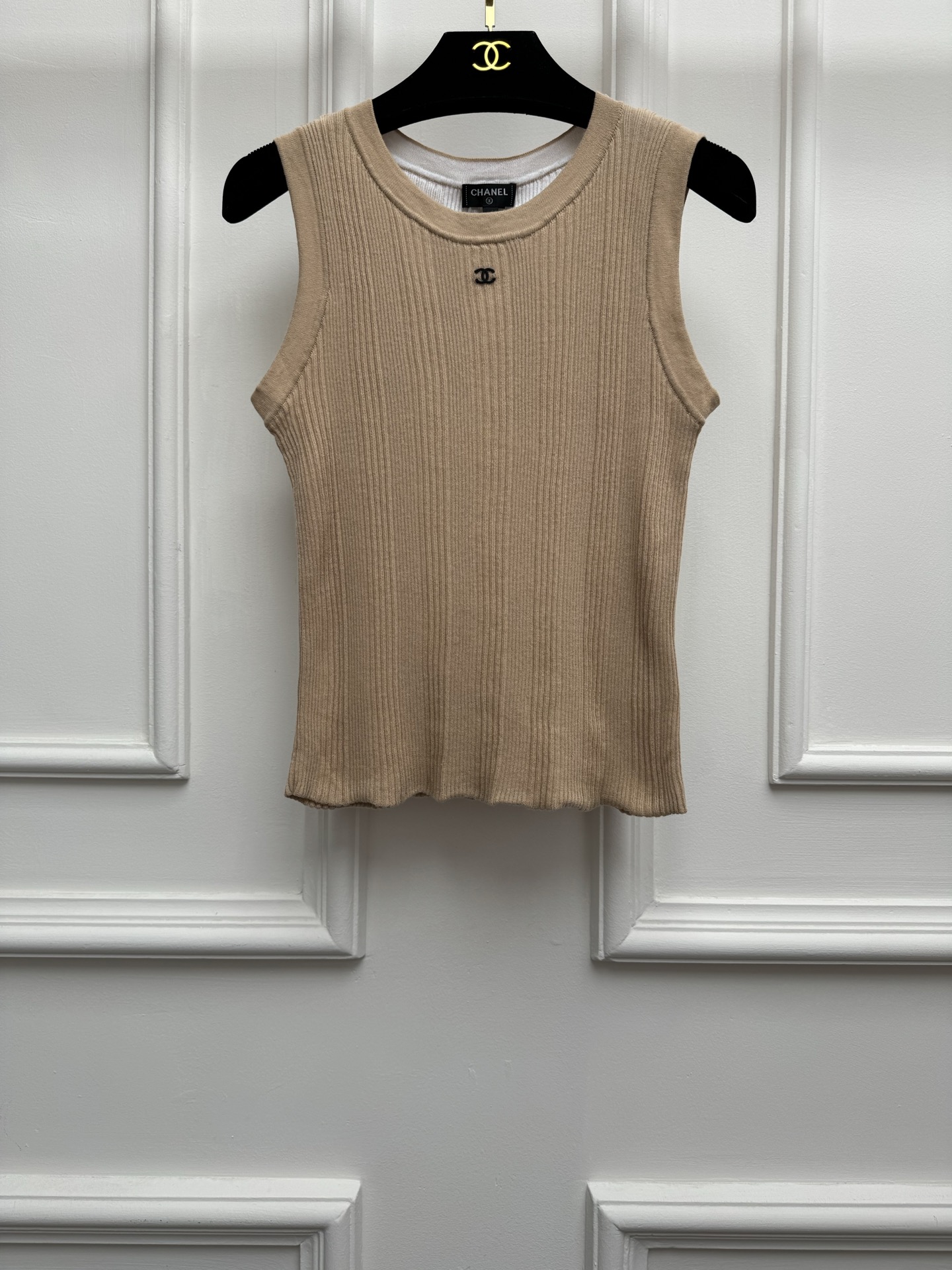 NO:843933,Spring and summer new styles are available. Xiangjia Double C knitted vest 2026 summer beach series. Round neck design. Double C small logo decoration. Low-key luxury. Advanced color matching to reduce age. Cotton knitted fabric. Soft and comfortable texture. Stretchy slim fit. The upper body is slim and elegant. Size SML,,chanel,19860909春夏新款上新啦 香家双C针织背心 2026夏季沙滩系列 圆领领口设计 双C小徽标装饰点缀 低调奢华 配色高级减龄 棉质针织面料 质感柔软舒适 弹力修身版型 上身显瘦又气质 尺码SML,,chanel,,Women's clothing