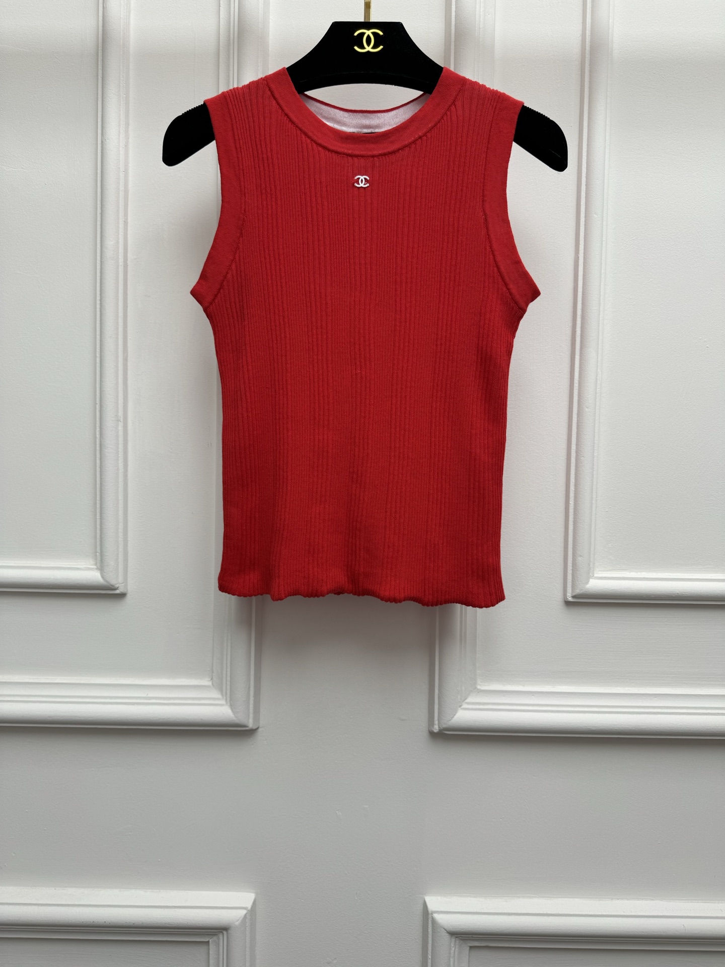 NO:843939,Spring and summer new styles are available. Xiangjia Double C knitted vest 2026 summer beach series. Round neck design. Double C small logo decoration. Low-key luxury. Advanced color matching to reduce age. Cotton knitted fabric. Soft and comfortable texture. Stretchy slim fit. The upper body is slim and elegant. Size SML,,chanel,19860909春夏新款上新啦 香家双C针织背心 2026夏季沙滩系列 圆领领口设计 双C小徽标装饰点缀 低调奢华 配色高级减龄 棉质针织面料 质感柔软舒适 弹力修身版型 上身显瘦又气质 尺码SML,,chanel,,Women's clothing