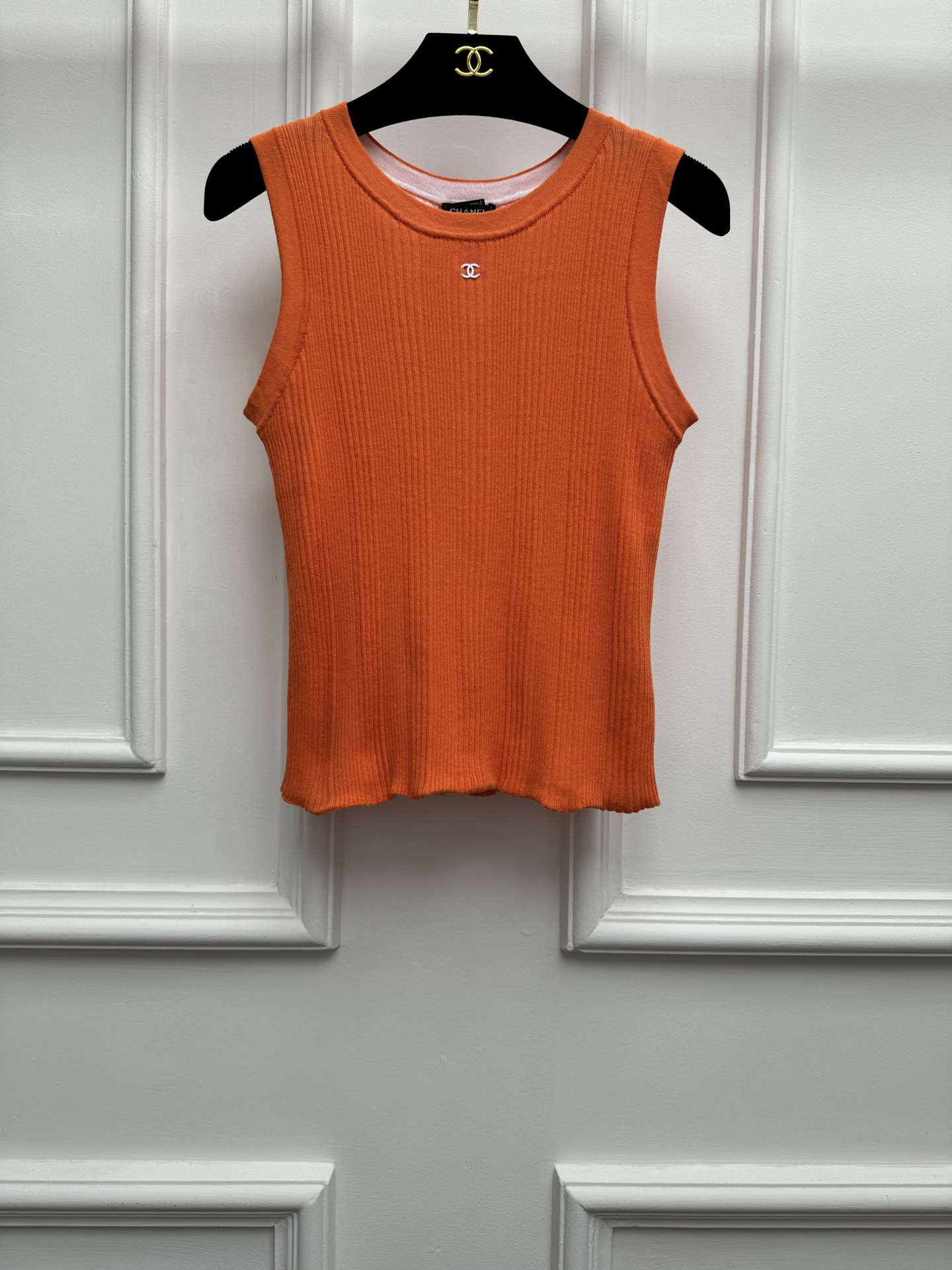 NO:843894,Spring and summer new styles are available. Xiangjia Double C knitted vest 2026 summer beach series. Round neck design. Double C small logo decoration. Low-key luxury. Advanced color matching to reduce age. Cotton knitted fabric. Soft and comfortable texture. Stretchy slim fit. The upper body is slim and elegant. Size SML,,chanel,19860909春夏新款上新啦 香家双C针织背心 2026夏季沙滩系列 圆领领口设计 双C小徽标装饰点缀 低调奢华 配色高级减龄 棉质针织面料 质感柔软舒适 弹力修身版型 上身显瘦又气质 尺码SML,,chanel,,Women's clothing