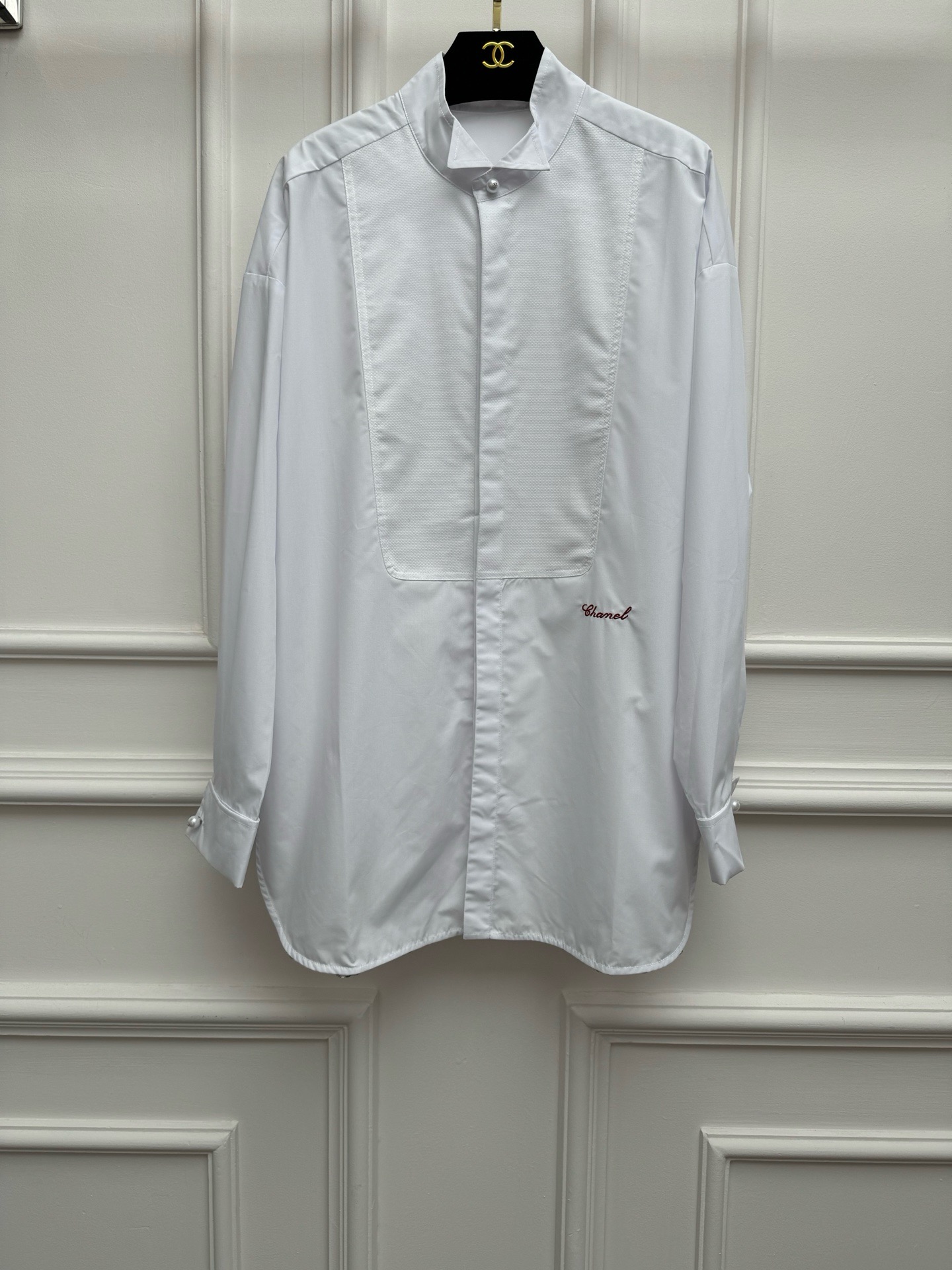NO:843884,New styles for early spring are available. Xiangjia spliced ​​mesh shirt 2026 spring and summer series. Stand-up collar triangle design. Precision logo embroidery embellishment. Mesh splicing. Slit at hem. Chain binding. Simple and elegant. Retro and elegant. Full of design. Customized pure cotton fabric. Loose fit. Size SML,,chanel,shirts,19860909早春新款上新啦 香家拼接网纱衬衫 2026春夏系列 立领三角设计 精密logo刺绣点缀 网纱拼接 下摆开衩链条包边 简约大气高级 复古优雅 设计感满满 定制纯棉面料 宽松版型 尺码SML,,chanel,shirts,,Women's clothing
