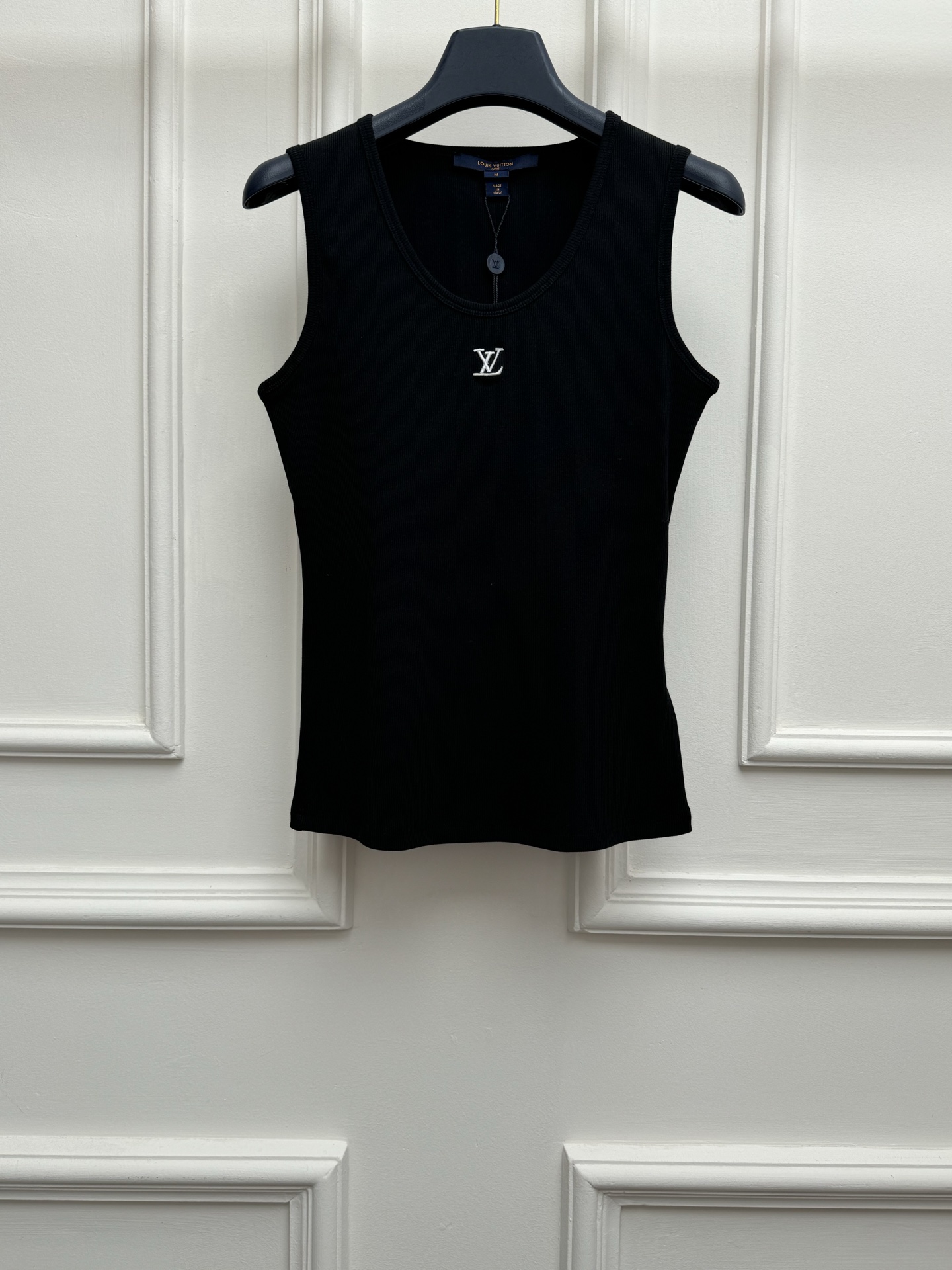 NO:843893,New spring and summer styles are available. L's embroidered knitted vest 2026 spring and summer series. Versatile U-shaped neckline. Exquisite three-dimensional logo embroidery pattern embellishment on the chest. Simple, fashionable and advanced. Silk-cotton blended knitted fabric. Soft and comfortable. Stretch slim fit. The upper body is slim and elegant. Size SML, Louis Vuitton,19860909春夏新款上新啦 L家刺绣针织背心 2026春夏系列 百搭U字领领口 胸前精致立体logo刺绣图案点缀 简约时髦高级 丝棉混纺针织面料 柔软舒适 弹力修身版型 上身显瘦又气质 尺码SML,,louis vuitton,,Women's clothing